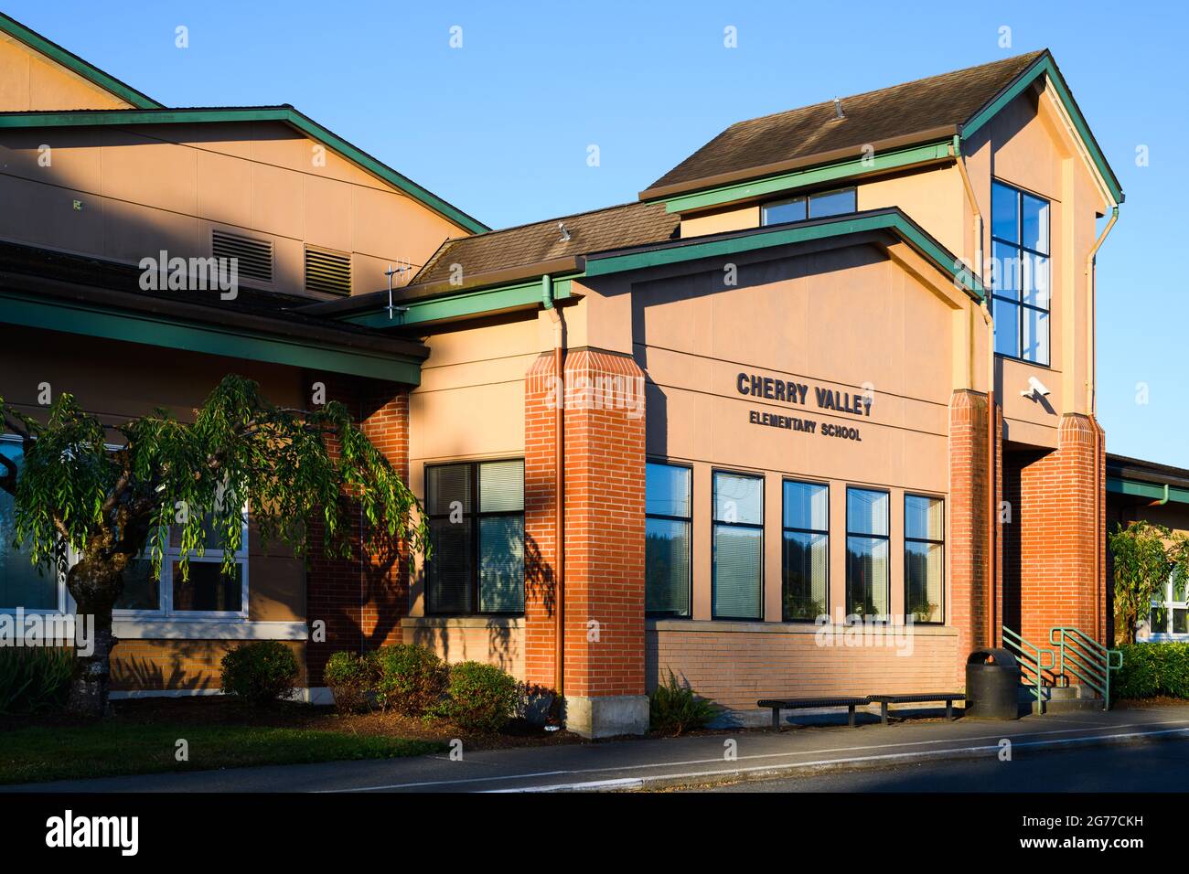 Duvall, WA, USA - July 11, 2021; Cherry Valley Elementary School building in Duvall. This is in the Riverview School District in Washington State Stock Photo