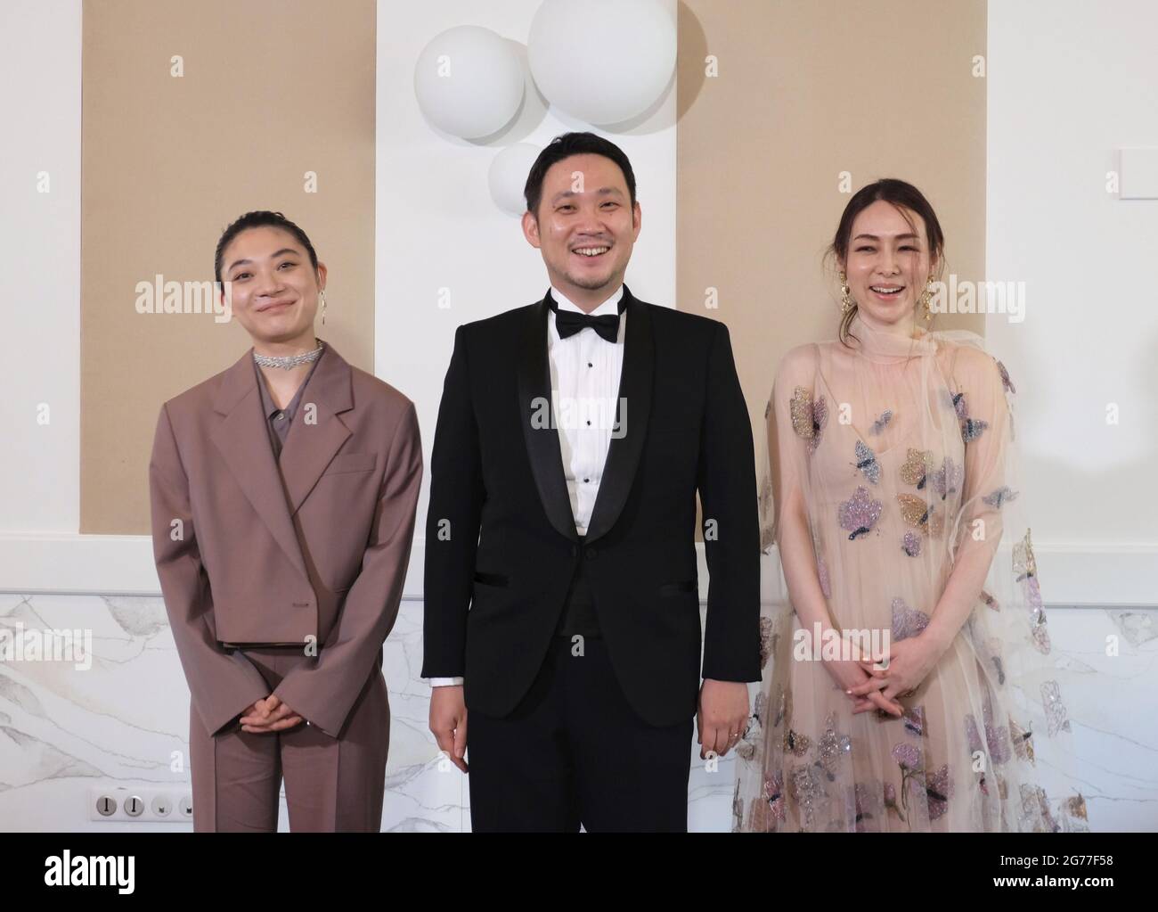 Aktor Ryusuke Hamaguchi berpose setelah pemutaran film *Drive My Car* di Festival Film Cannes