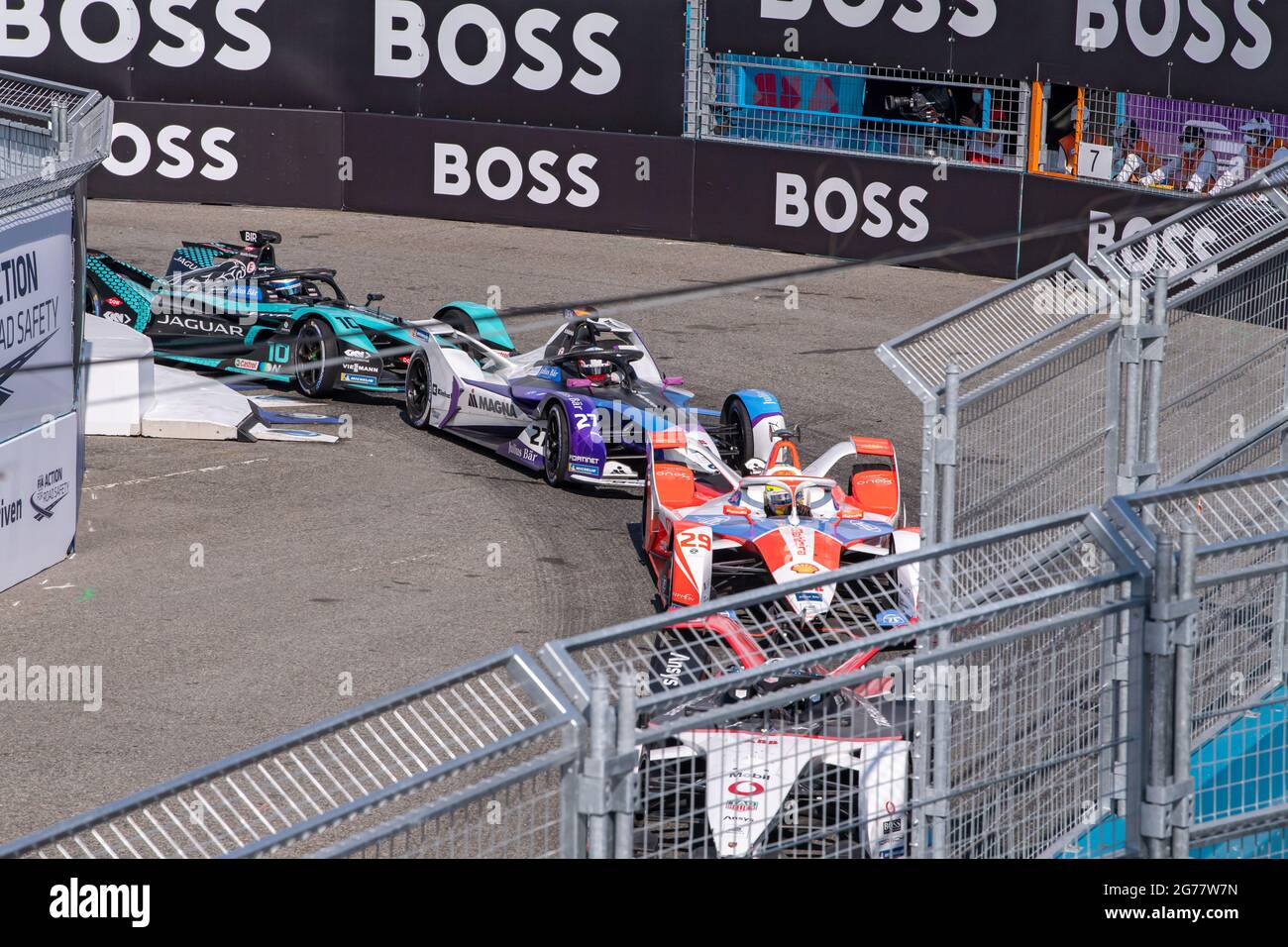 NEW YORK, NY - JULY 10: Cars racing during the ABB FIA Formula E Championship, New York City E-Prix Round 10, on July 10, 2021 in the Brooklyn borough of New York City. Credit: Ron Adar/Alamy Live News Stock Photo