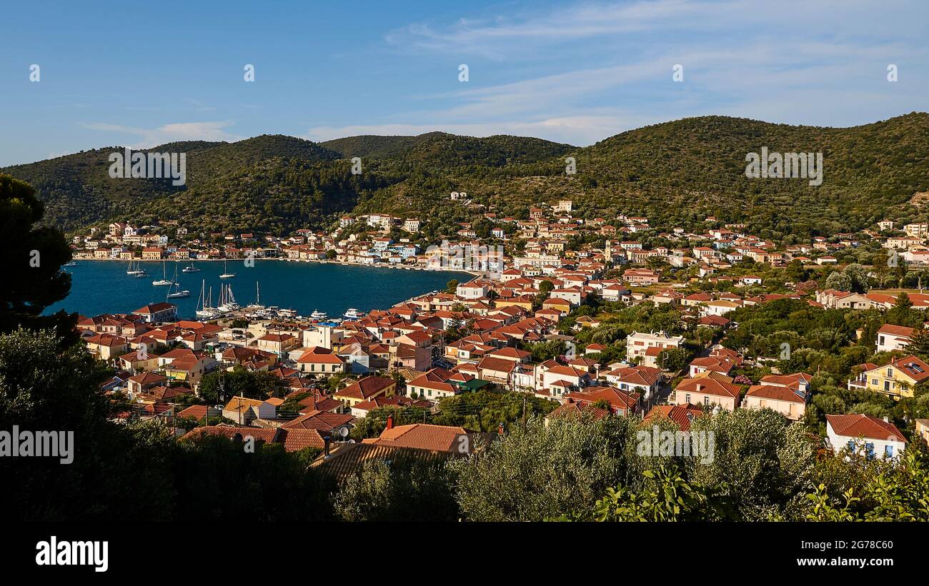 Red green blue boats hi-res stock photography and images - Alamy