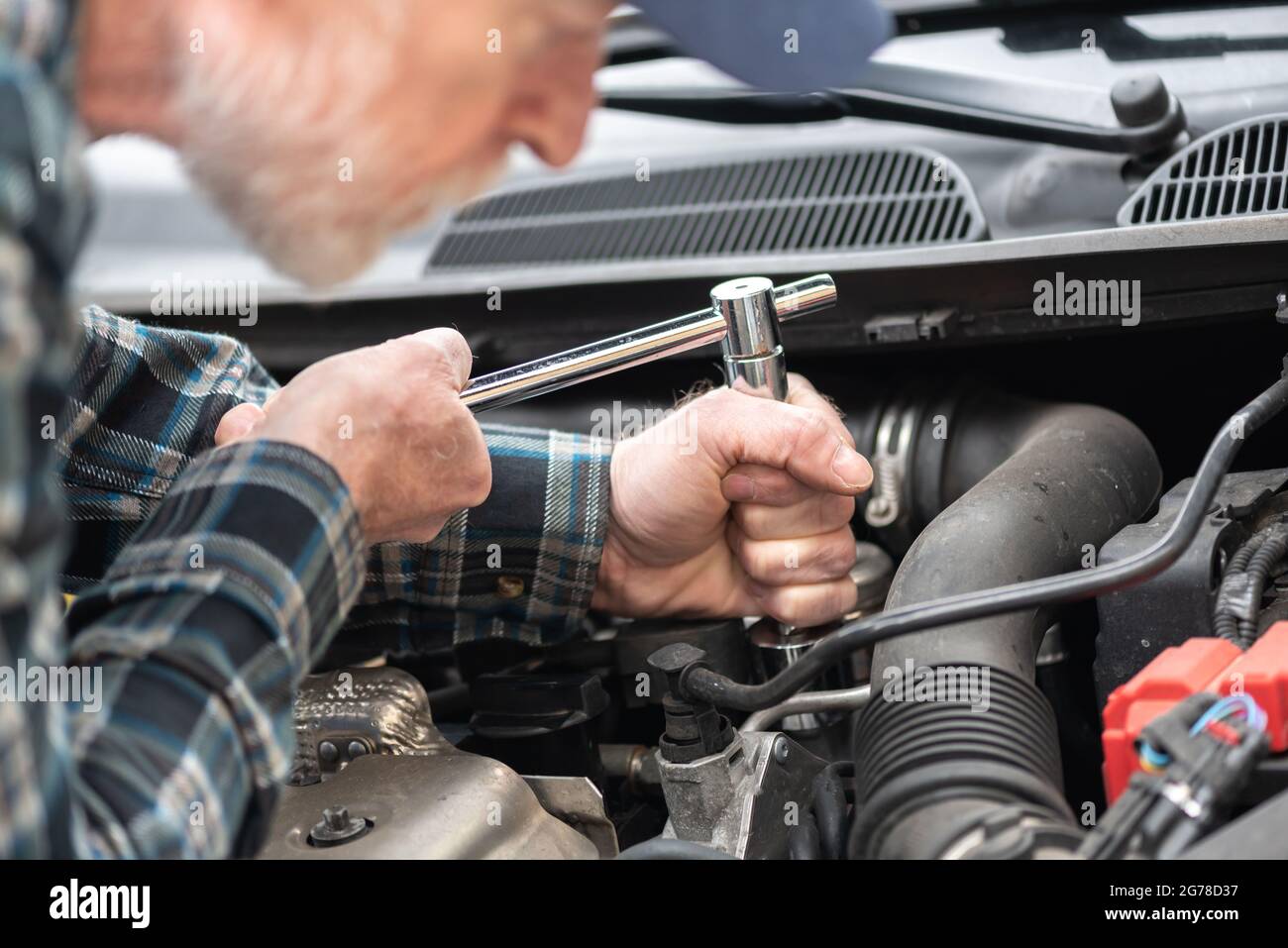 Car mechanic repairing a car engine Stock Photo - Alamy