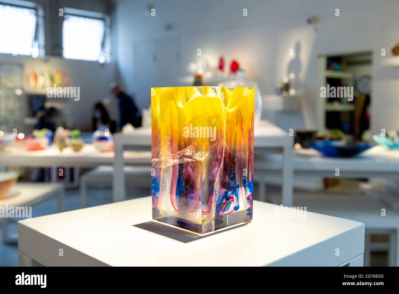 Tim Rawlinson 'Dispersion' glass sculpture at the Summer Show 2021, London Glassblowing, London, UK Stock Photo