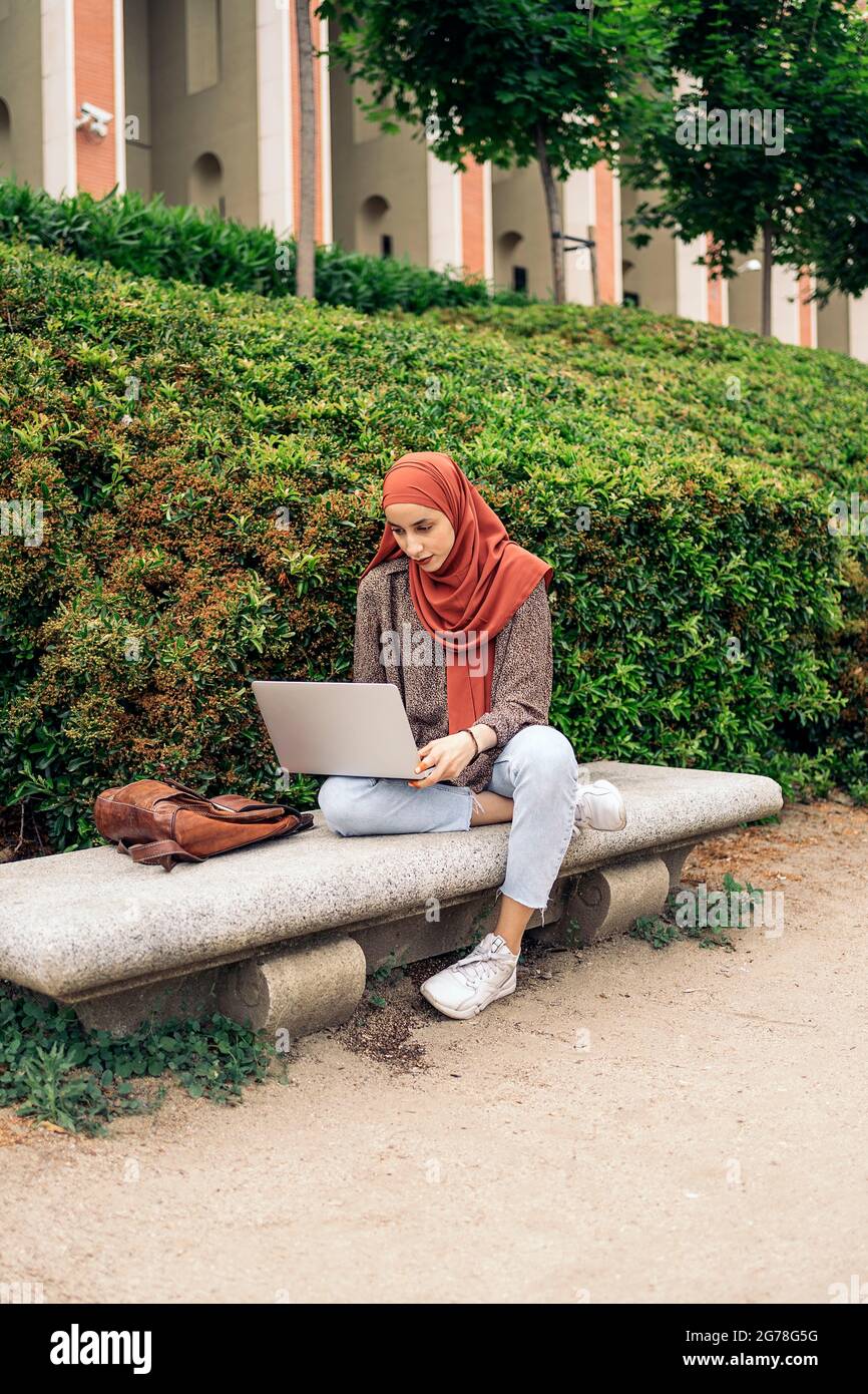 Hijab wearing muslim woman hi-res stock photography and images - Alamy