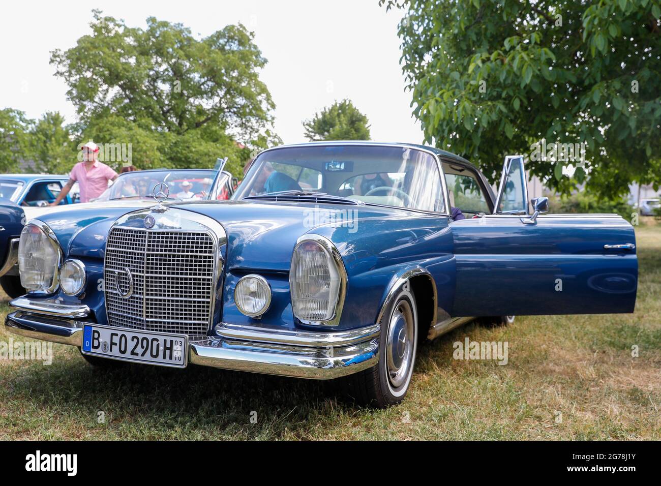 27 June 2021, Brandenburg, Königs Wusterhausen: A 1969 Mercedes-Benz W111/112 - 280 SE Coupe stands vintage car parade 'Rummblubbern' in and around Königs Wusterhausen. More than 400 American vehicles are expected for the approximately two-hour motorcade. The route of the motorcade will be around 40 kilometres long. Photo: Gerald Matzka/dpa-Zentralbild/ZB Stock Photo