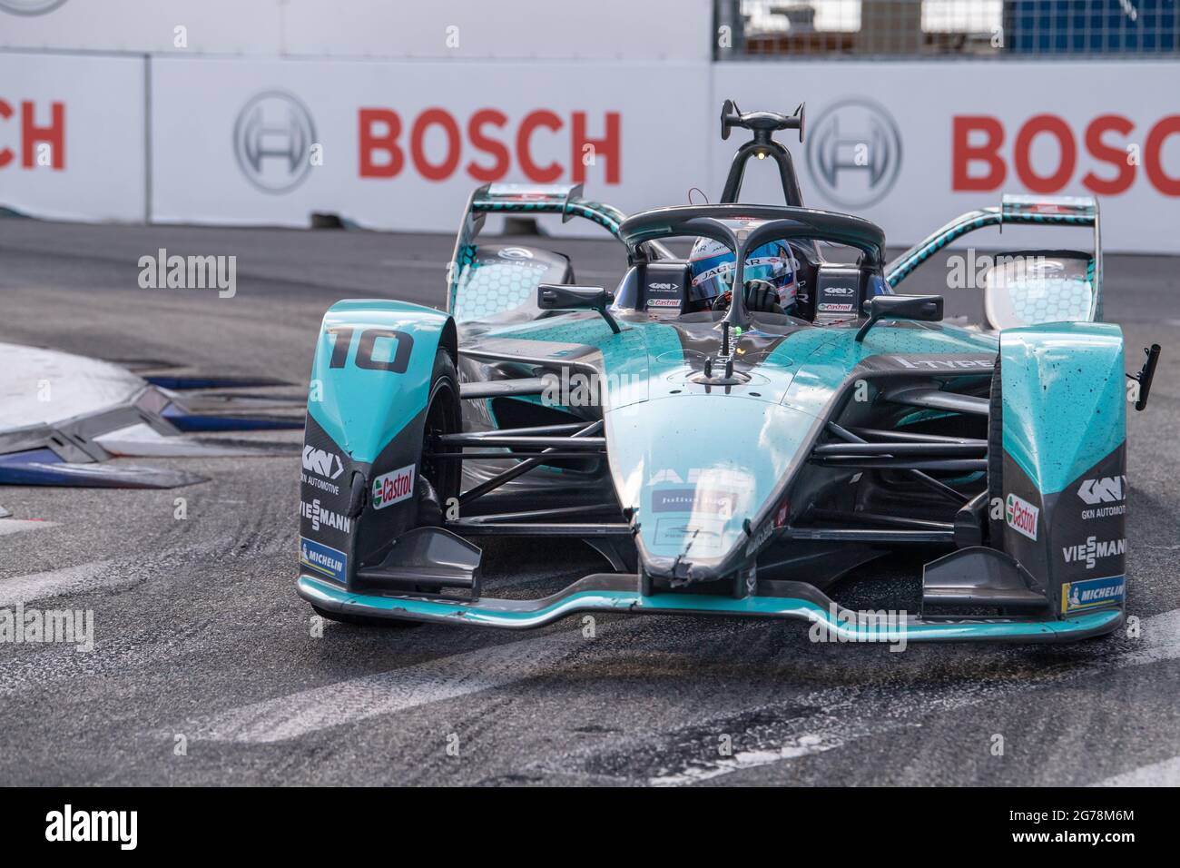 Sam Bird (car no. 10) of Jaguar Racing drives during the ABB FIA Formula E Championship, New York City E-Prix Round 10 in the Brooklyn borough of New York City. (Photo by Ron Adar / SOPA Images/Sipa USA) Stock Photo