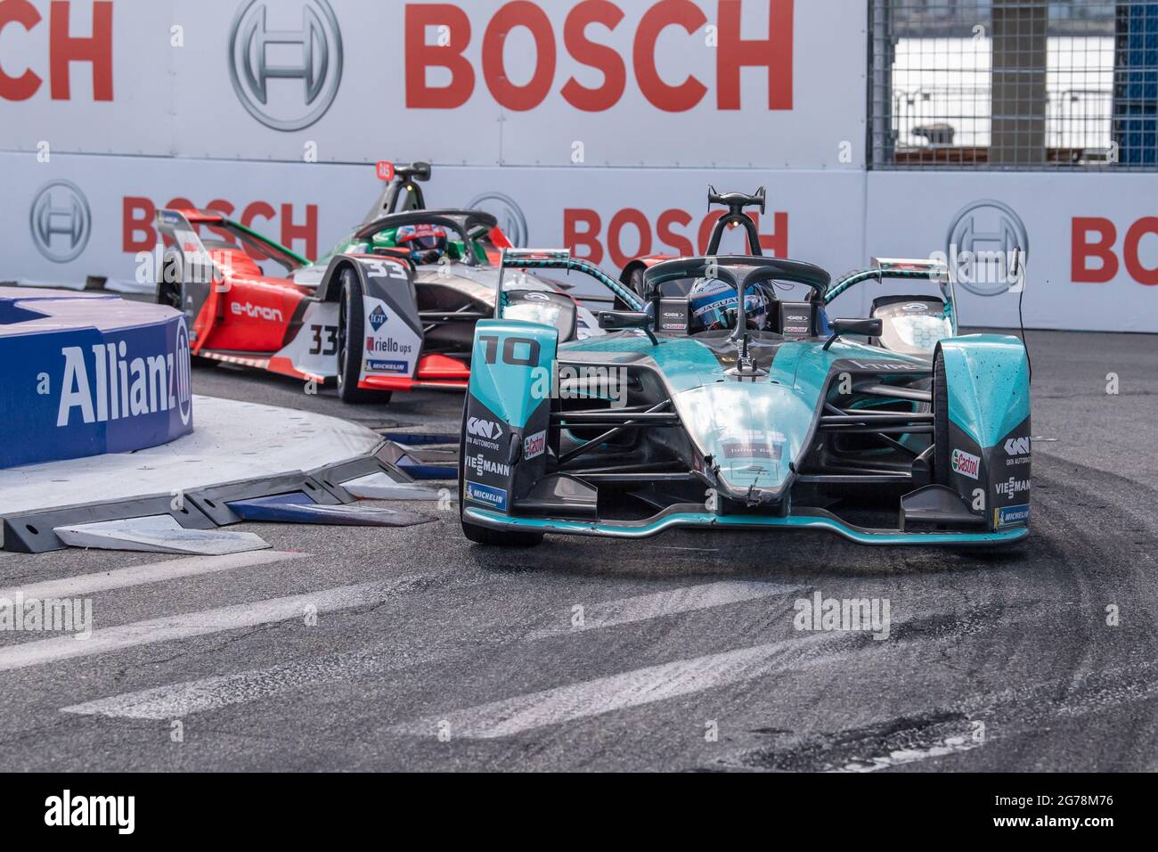 Sam Bird (car no. 10) of Jaguar Racing  drives during the ABB FIA Formula E Championship, New York City E-Prix Round 10 in the Brooklyn borough of New York City. (Photo by Ron Adar / SOPA Images/Sipa USA) Stock Photo