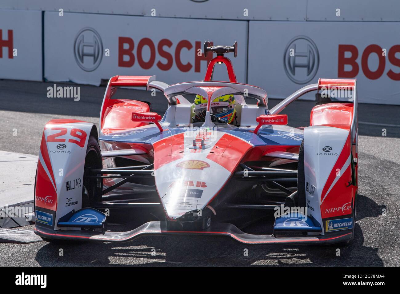 Alexander Sims (car no. 29) of Mahindra Racing drives during the ABB FIA Formula E Championship, New York City E-Prix Round 10 in the Brooklyn borough of New York City. (Photo by Ron Adar / SOPA Images/Sipa USA) Stock Photo