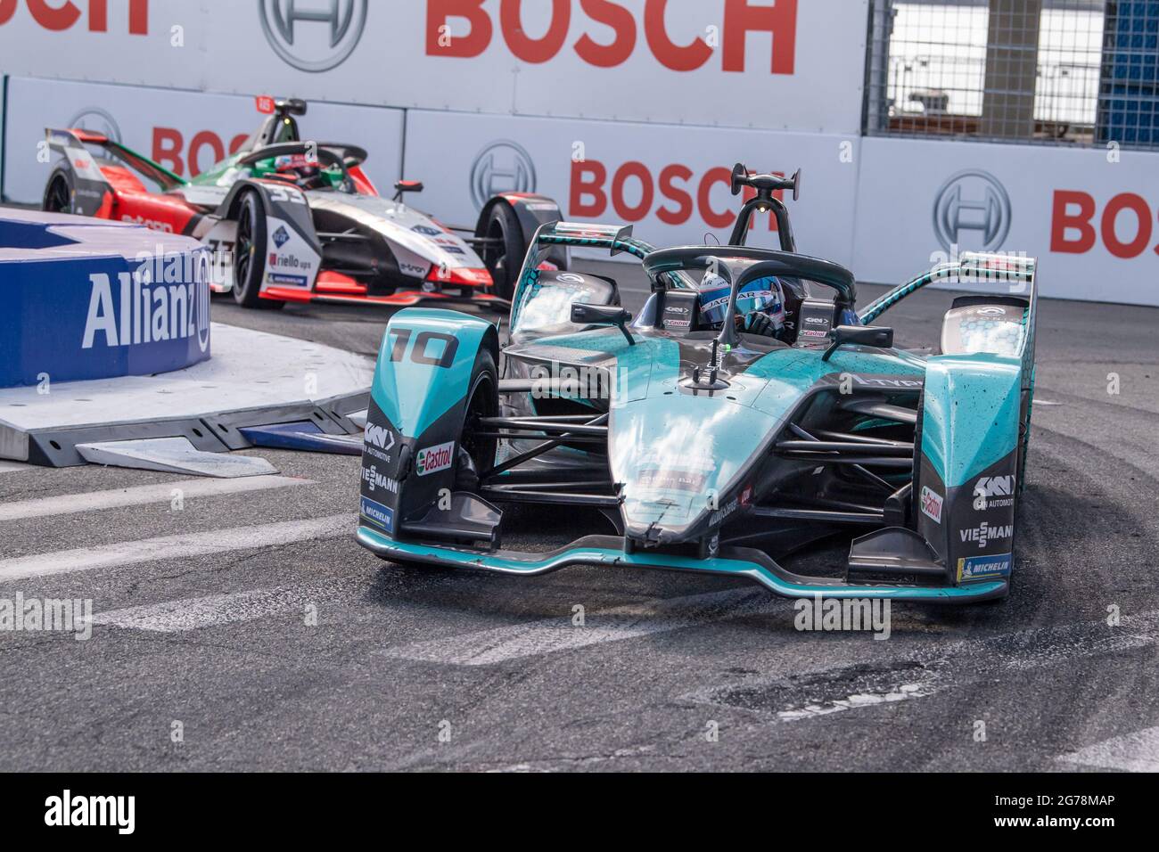 Sam Bird (car no. 10) of Jaguar Racing  drives during the ABB FIA Formula E Championship, New York City E-Prix Round 10 in the Brooklyn borough of New York City. (Photo by Ron Adar / SOPA Images/Sipa USA) Stock Photo