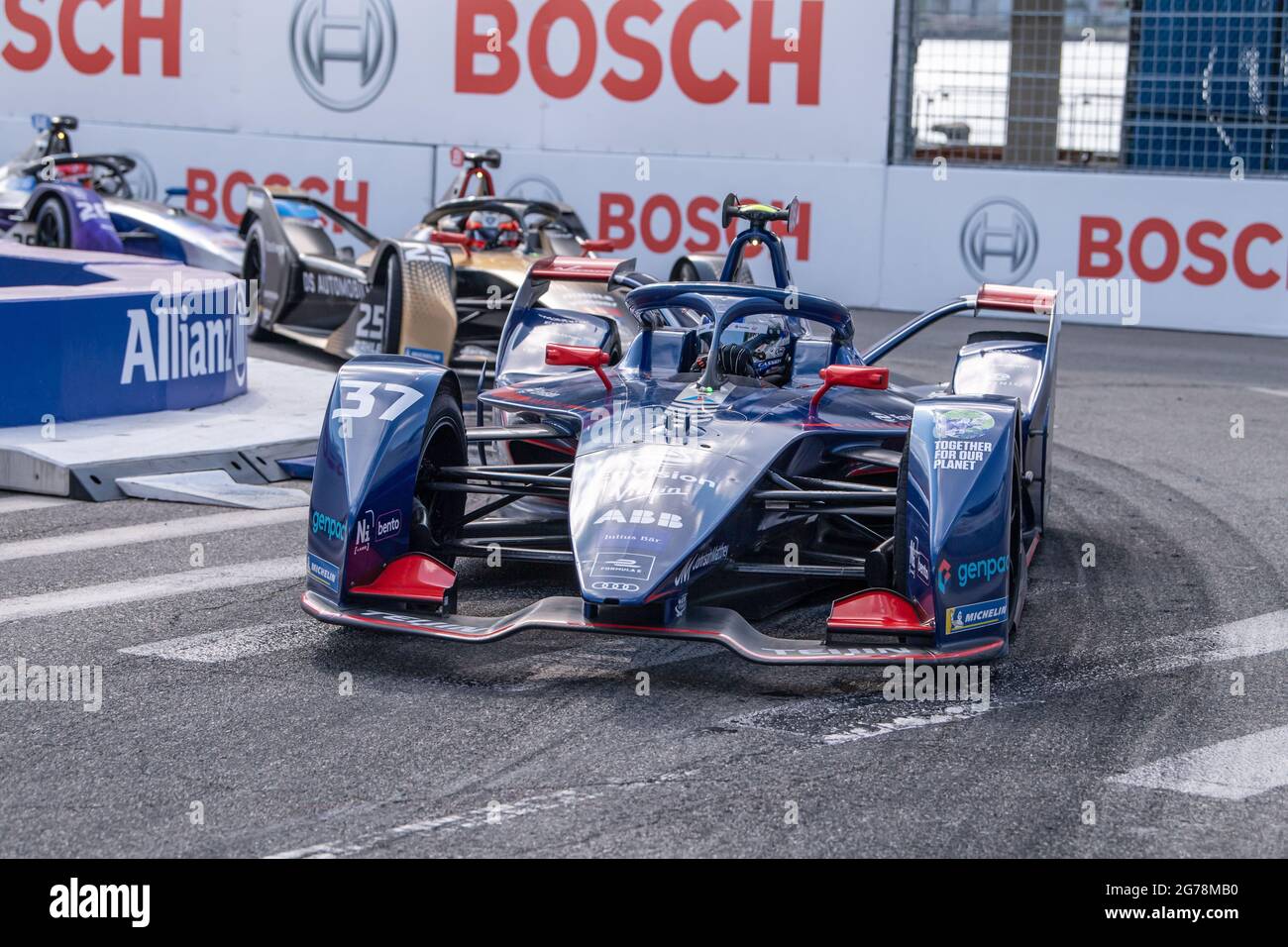 Nick Cassidy (car no. 37) of Envision Virgin Racing drives during the ABB FIA Formula E Championship, New York City E-Prix Round 10 in the Brooklyn borough of New York City. (Photo by Ron Adar / SOPA Images/Sipa USA) Stock Photo