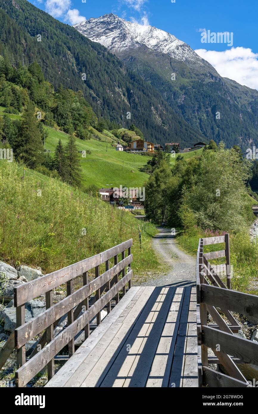 Europe, Austria, Tyrol, Ötztal Alps, Ötztal, Sölden, wooden bridge just before Aschbach with a view of the Hohen Söldenkogel Stock Photo