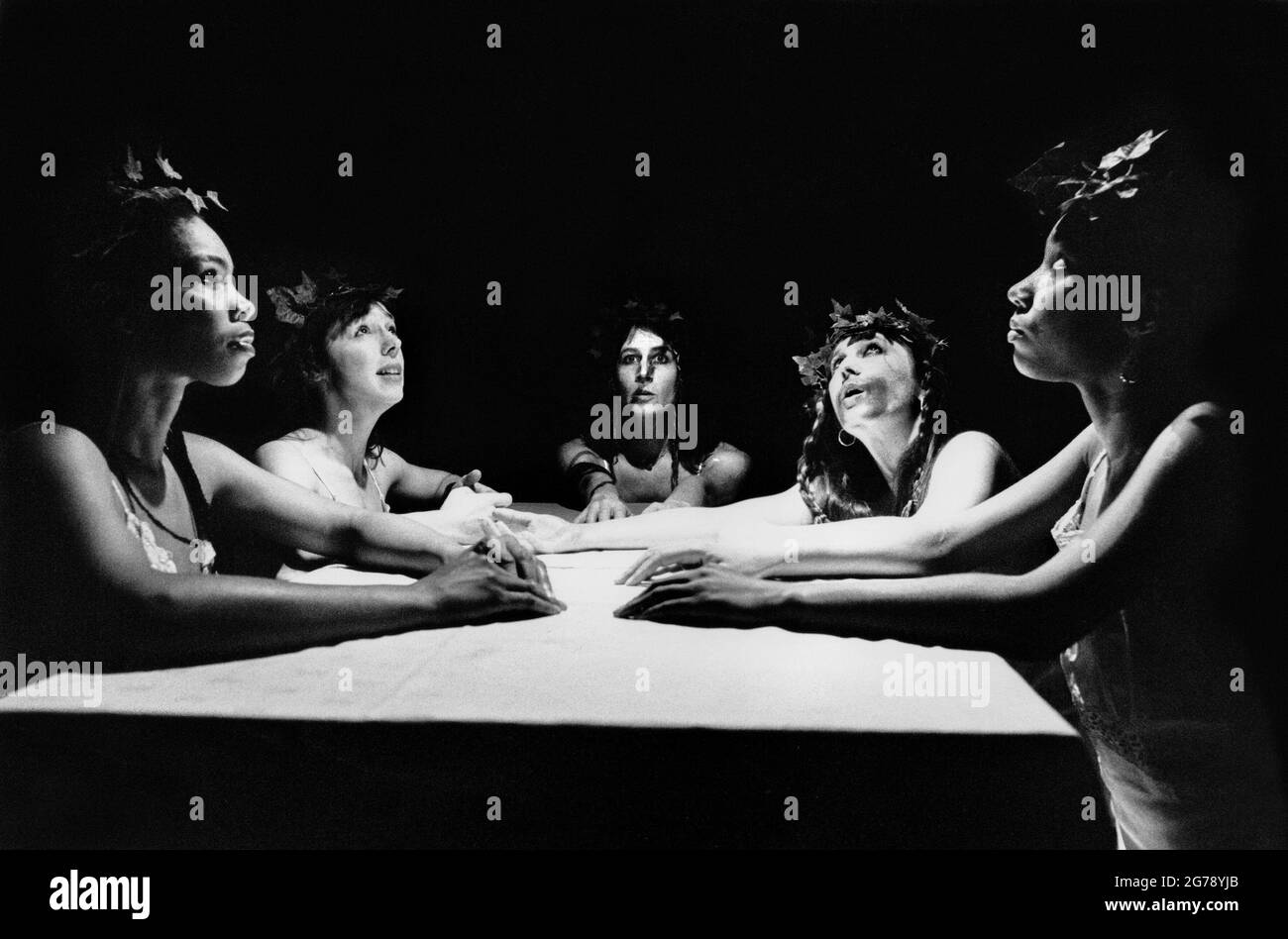 the Bacchae women - l-r: Claire Benedict, Annabelle Apsion, Rowan Wylie, Shona Morris, Denise Wong in THE BACCHAE by Euripides at the Lyric Hammersmith Studio, London W6 25/10/1988  a Shared Experience production design: David Roger lighting: Rick Fisher director: Nancy Meckler Stock Photo