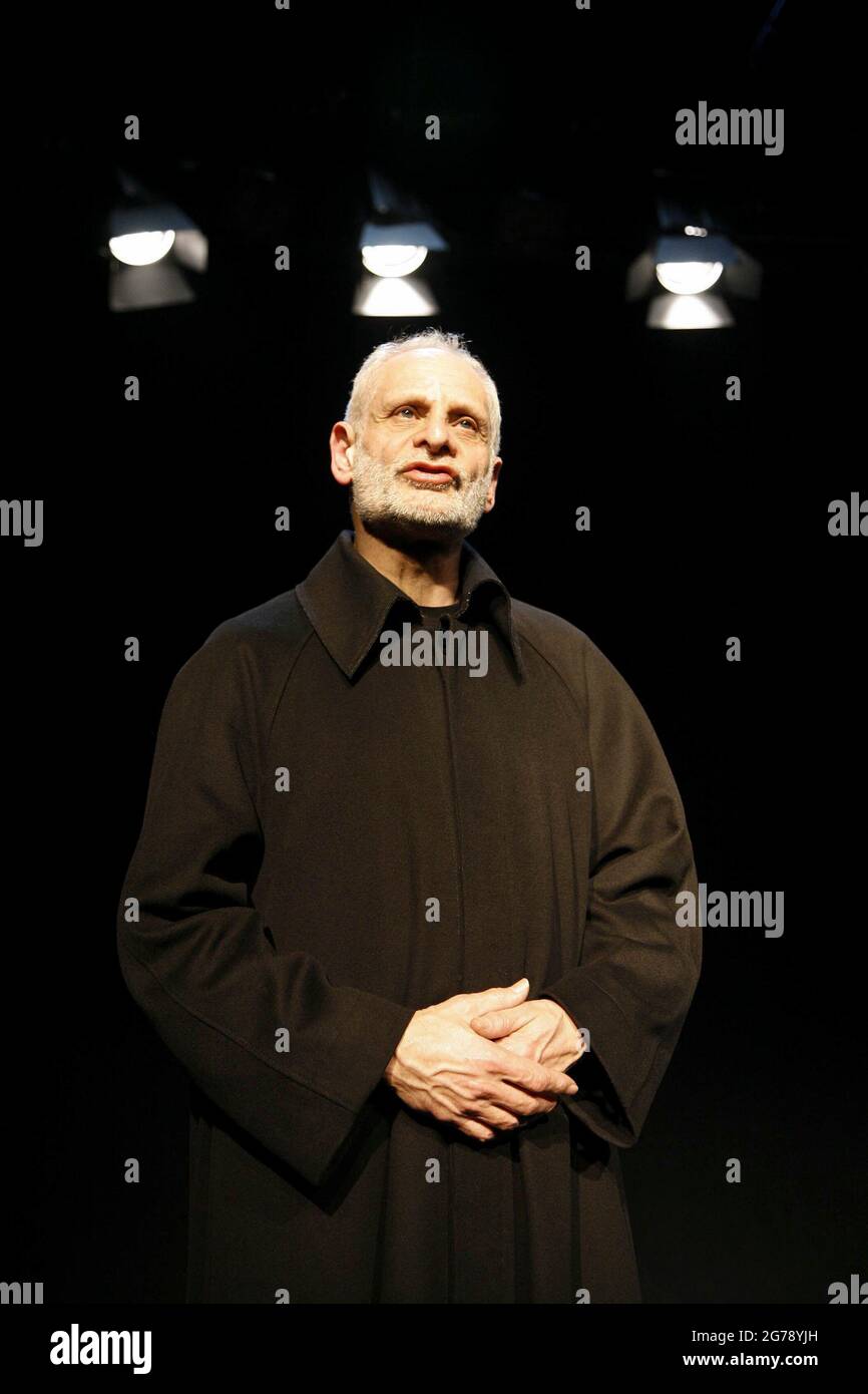 Bruce Myers (The Grand Inquisitor / Narrator) in THE GRAND INQUISITOR at The Pit, Barbican Theatre, London EC2  21/02/2006  adapted by Marie Helene Estienne from 'The Brothers Karamazov' by Dostoyevsky  part of BITE:06  lighting: Philippe Vialatte  director: Peter Brook Stock Photo