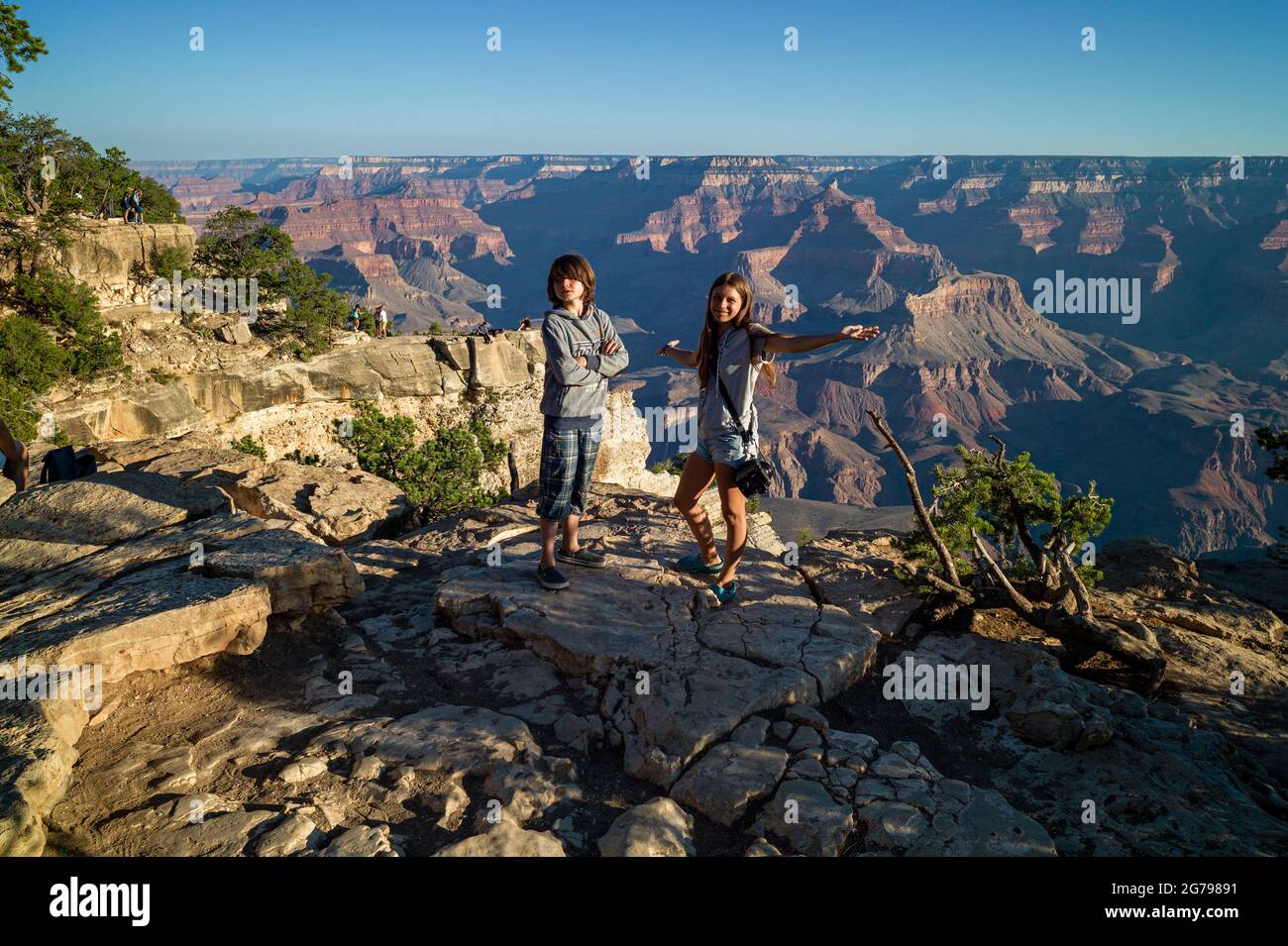 Caucasian girl, 15-20 years, and boy, 10-15 years in Grand Canyon Nationalpark, USA Stock Photo