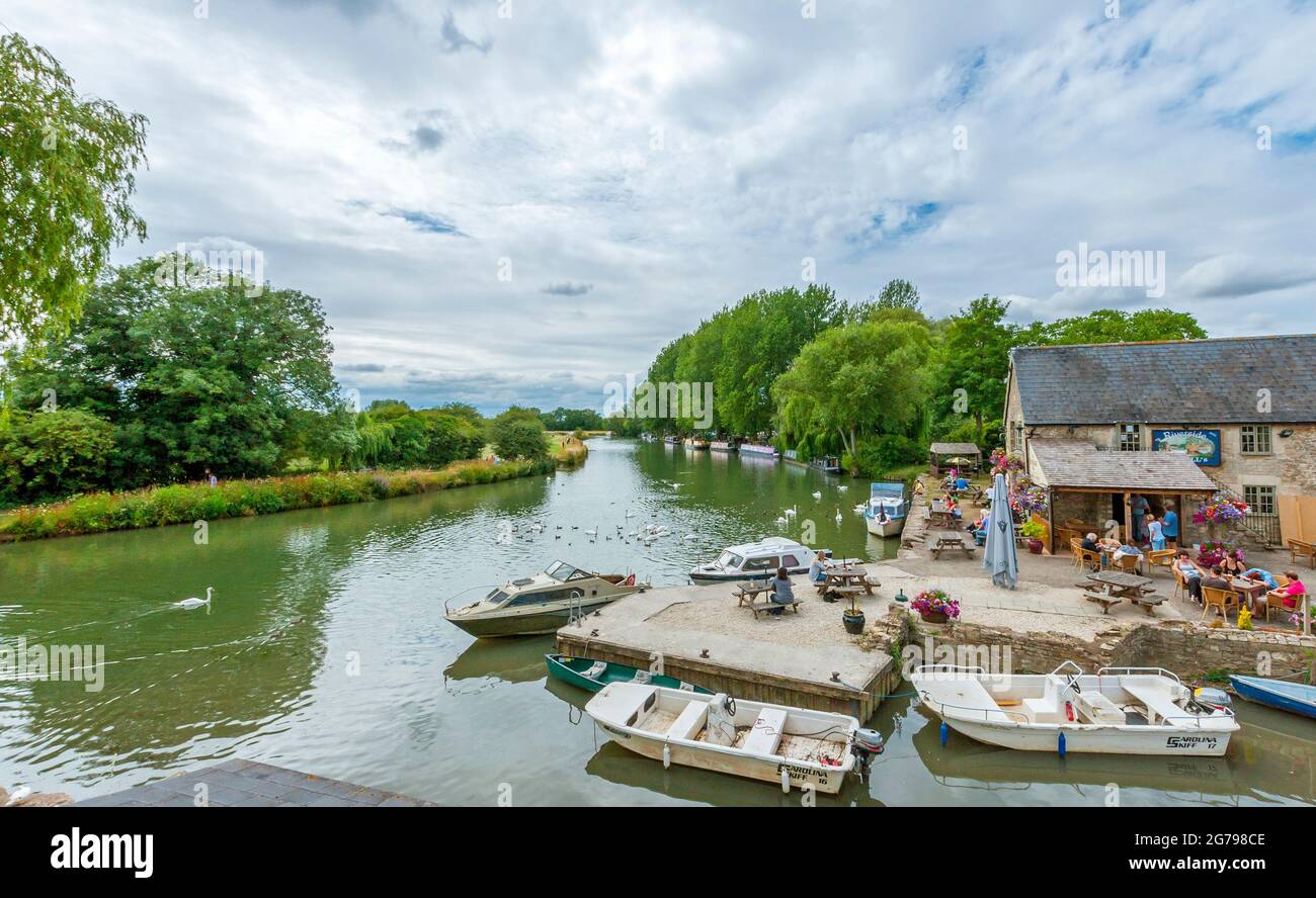 Great Britain, Gloucestershire, Lechlade-on-Thames, Thames at Halfpennybridge, tourist restaurant, riverside pub, boat landing stage, start of the navigable Thames, boat tours to London often start here. Stock Photo
