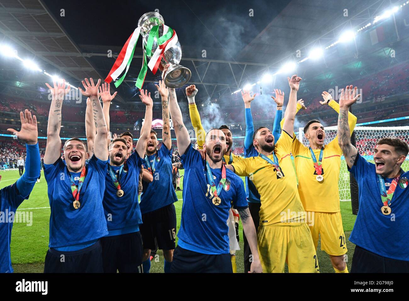 Player with cup, cup, trophy, trophy. Team photo, team, team, team photo.  jubilation, joy, enthusiasm, action. Final, game M51, Italy (ITA) - England  (ENG) 4-3 iE on 07/11/2021 in London / Wembley