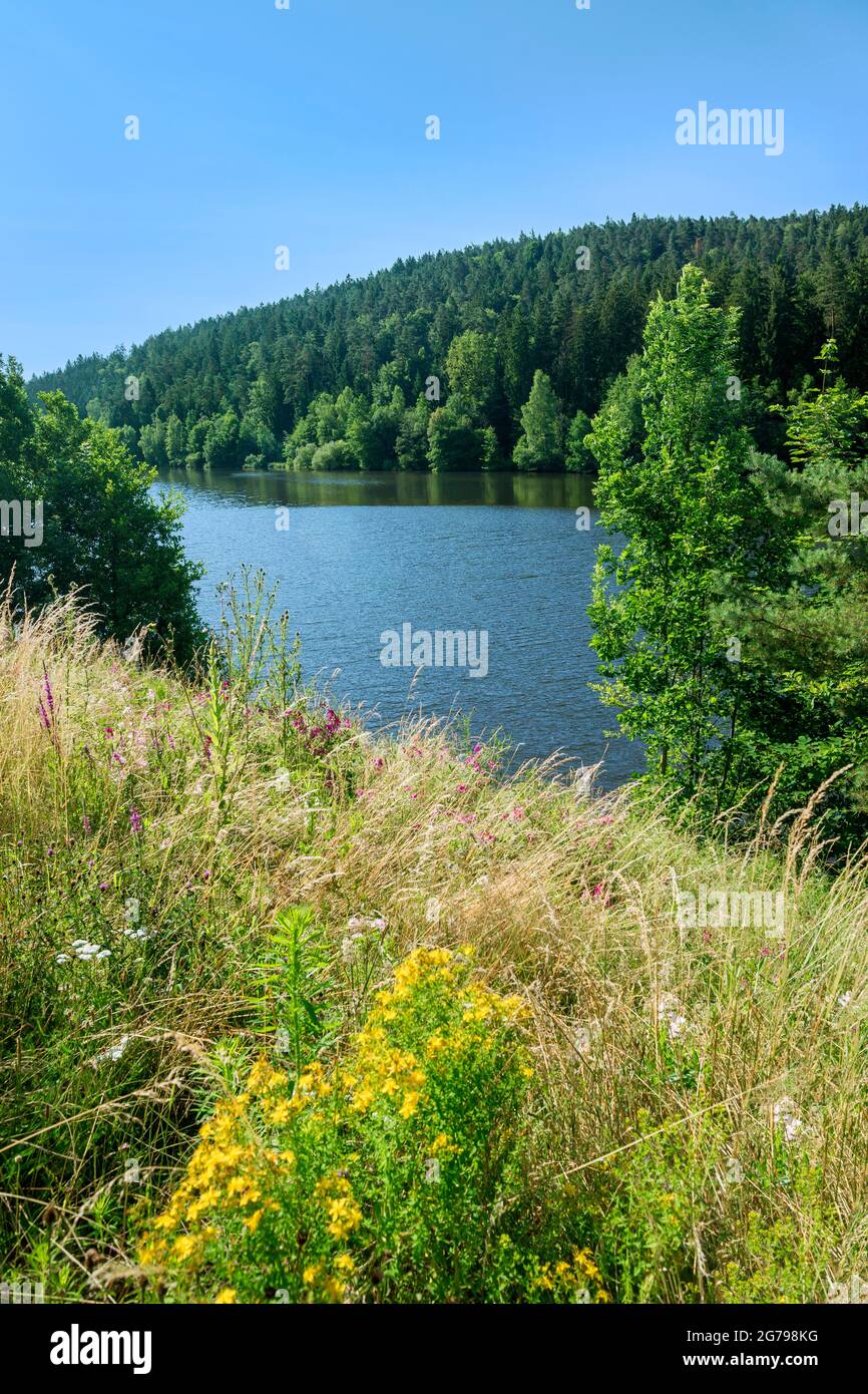 Germany, Hesse, Beerfelden-Hetzbach. Marbach reservoir near the Haisterbach-Marbach district of Erbach, flood retention basin to regulate the Mümling. The lake is used as a bathing lake and for water sports and is located in the Bergstrasse-Odenwald Geo-Nature Park. Stock Photo