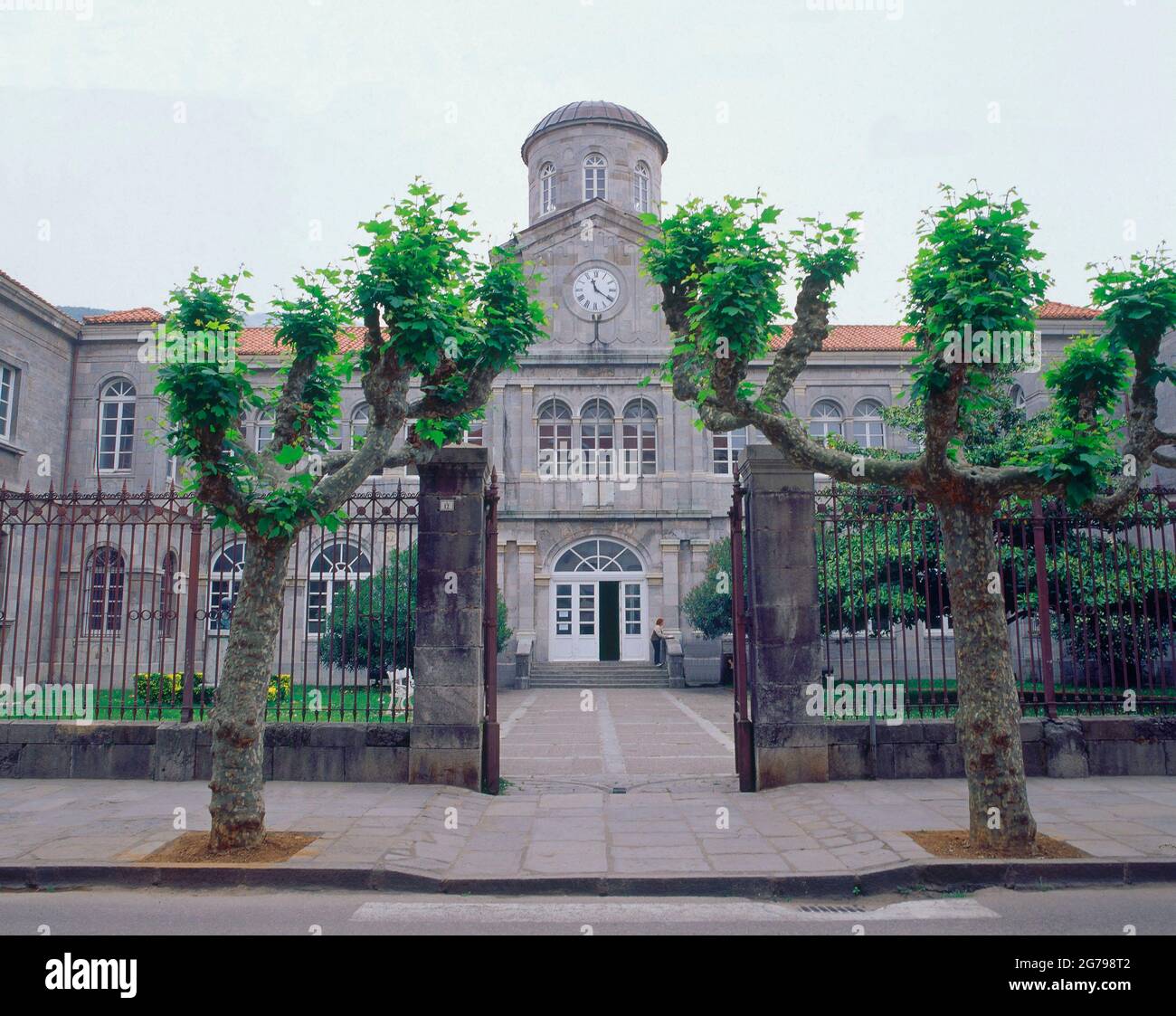 FACHADA DEL INSTITUTO MARQUES DE MANZANEDO CONSTRUIDO ENTRE 1861 Y 1871.  Location: INSTITUTO MANZANEDO. Santona. Cantabria. SPAIN Stock Photo - Alamy