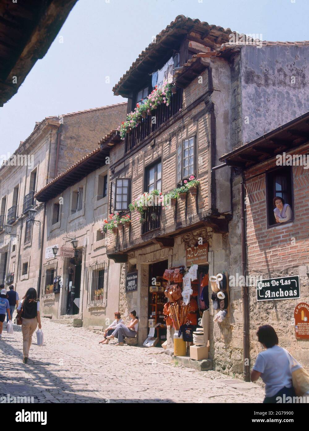 TIENDAS DE REGALOS Y DE PRODUCTOS TIPICOS "CASA DE LAS ANCHOAS". Location:  EXTERIOR. SANTILLANA DEL MAR. Cantabria. SPAIN Stock Photo - Alamy