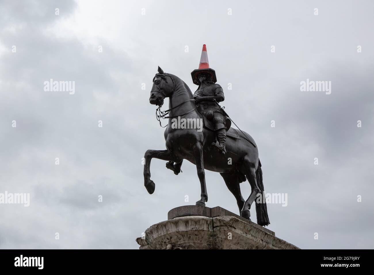 Euro 2020 Final England vs. Italy --- A statue of Charles I wearing a traffic cone. Stock Photo