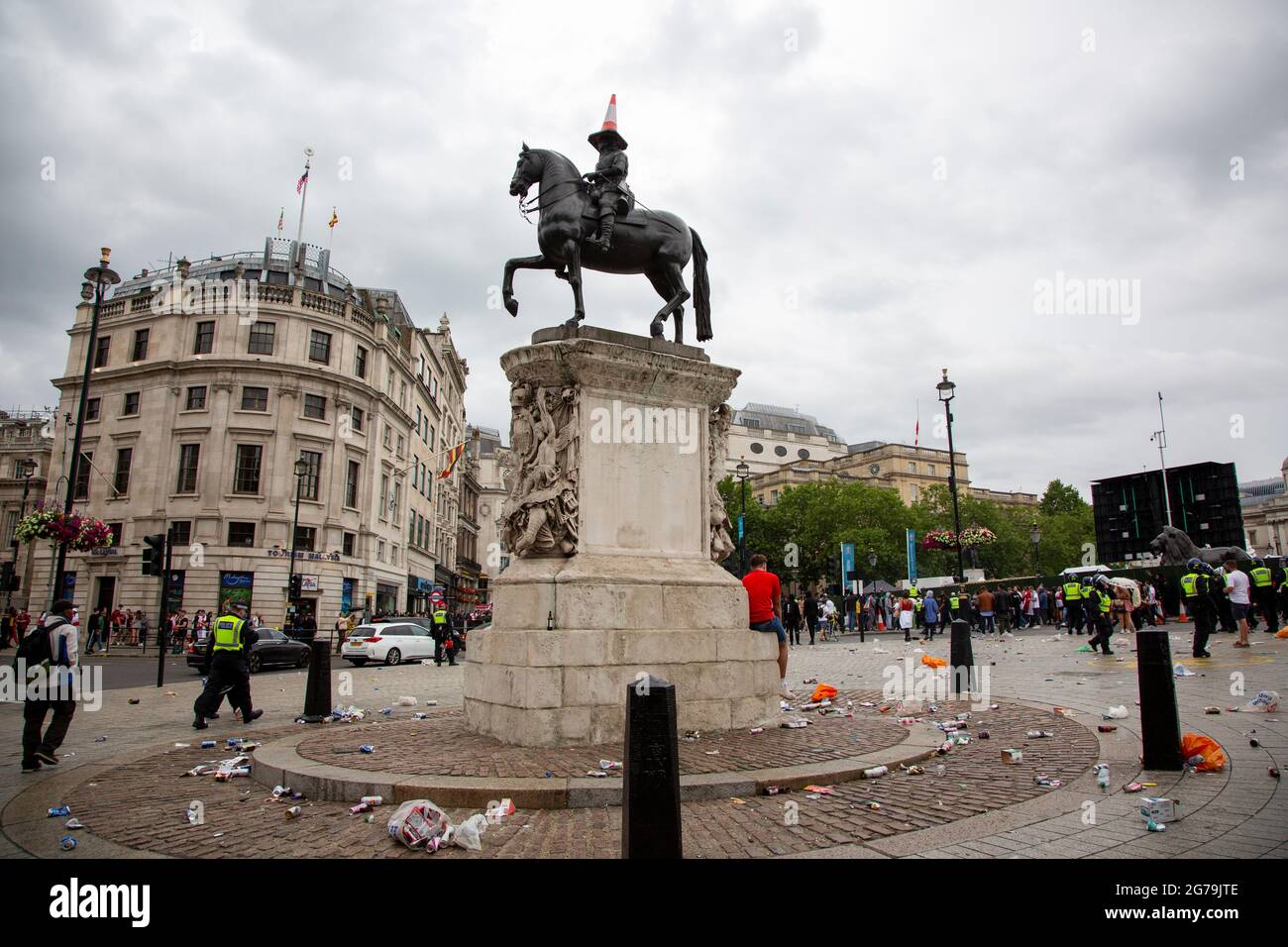 Euro 2020 Final England vs. Italy --- A statue of Charles I wearing a traffic cone. --- The earliest Renaissance-style equestrian statue in England. O Stock Photo