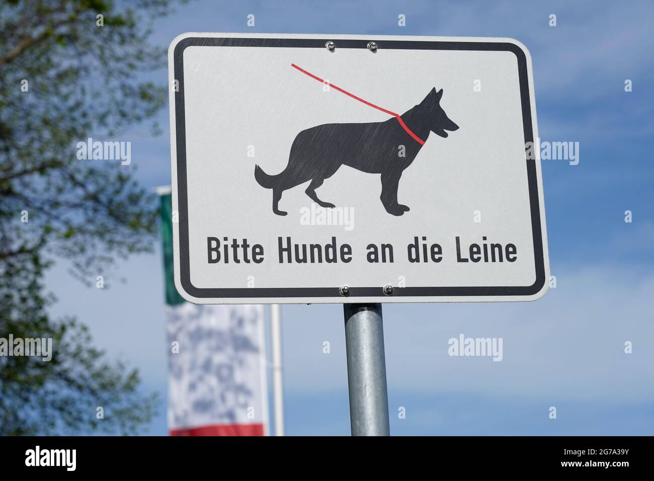 Germany, Bavaria, Upper Bavaria, Chiemgau, Prien, bank promenade, dogs, leash obligation, information sign Stock Photo