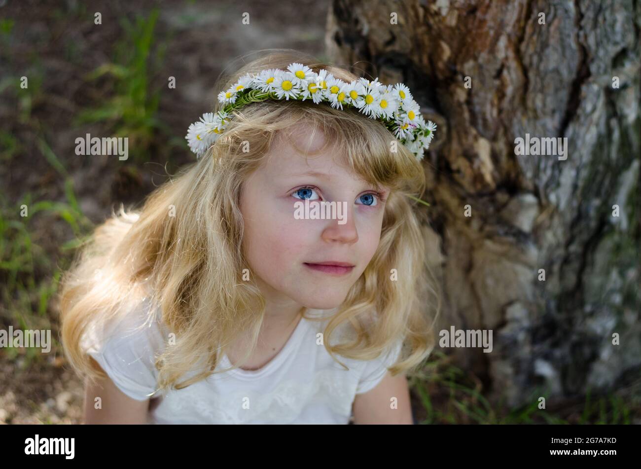 adorable smiling little blond girl with daisy flower headband Stock ...