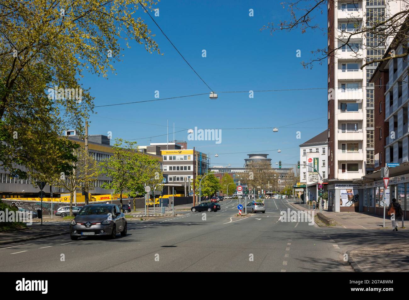 Germany, Oberhausen, Alt-Oberhausen, Ruhr area, Lower Rhine, Rhineland, North Rhine-Westphalia, NRW, view along Friedrich-Karl-Strasse towards Deutsche Post and the main train station and to the Oberhausen Labor Court, cars on the main road Stock Photo