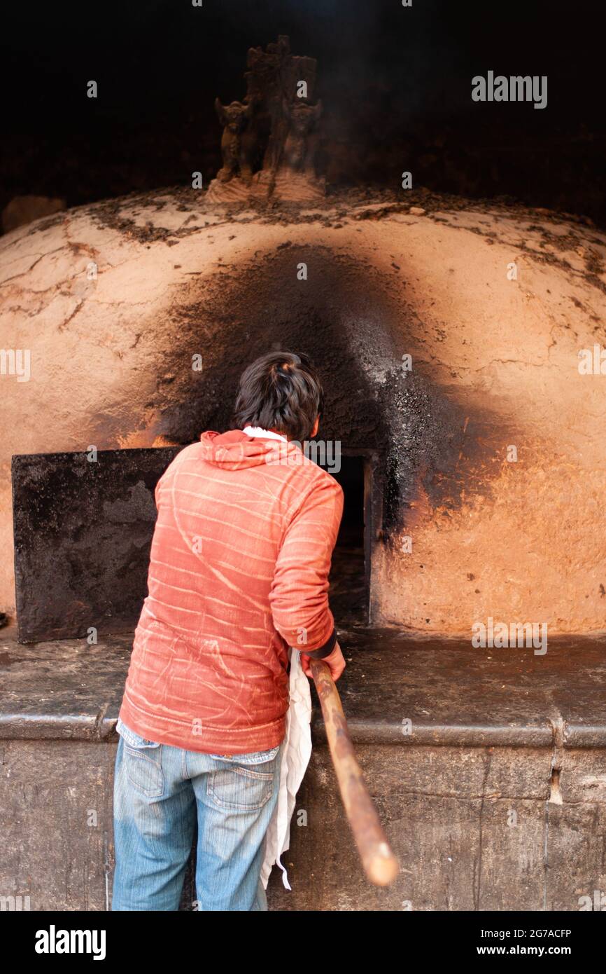 Clay bread oven hi-res stock photography and images - Alamy