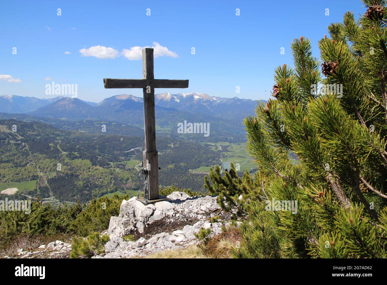Cross on Gamseck above the Mittenwalder Hut, memorial cross in spring in front of a blue sky, woken atmosphere, atmospheric Stock Photo