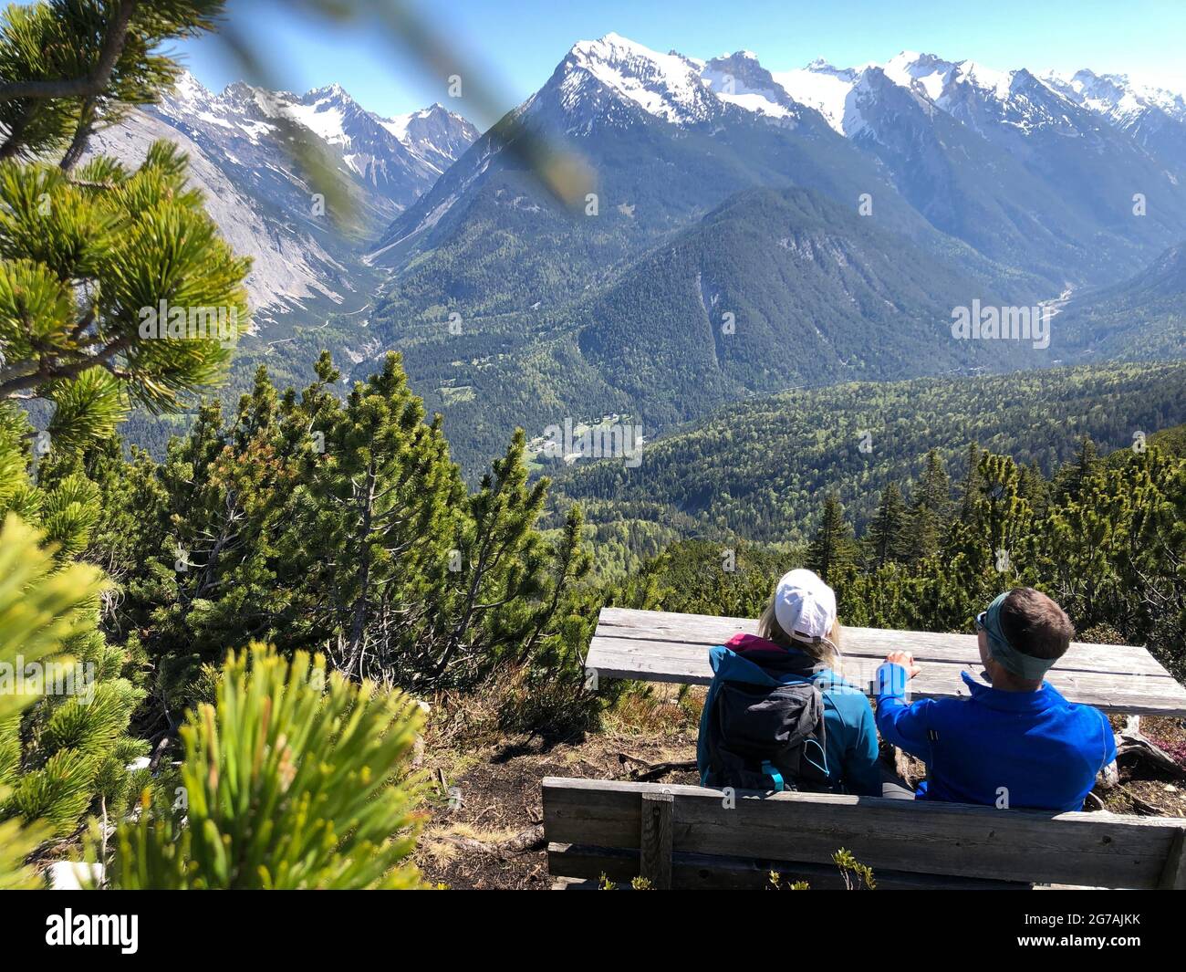 Two hikers look at the lookout bench into the Karwendel ,zaunlkopf, Karwendeltal, Gleirschtal, Hinterautal, nature, hike, Scharnitz, Tyrol, Austria Stock Photo