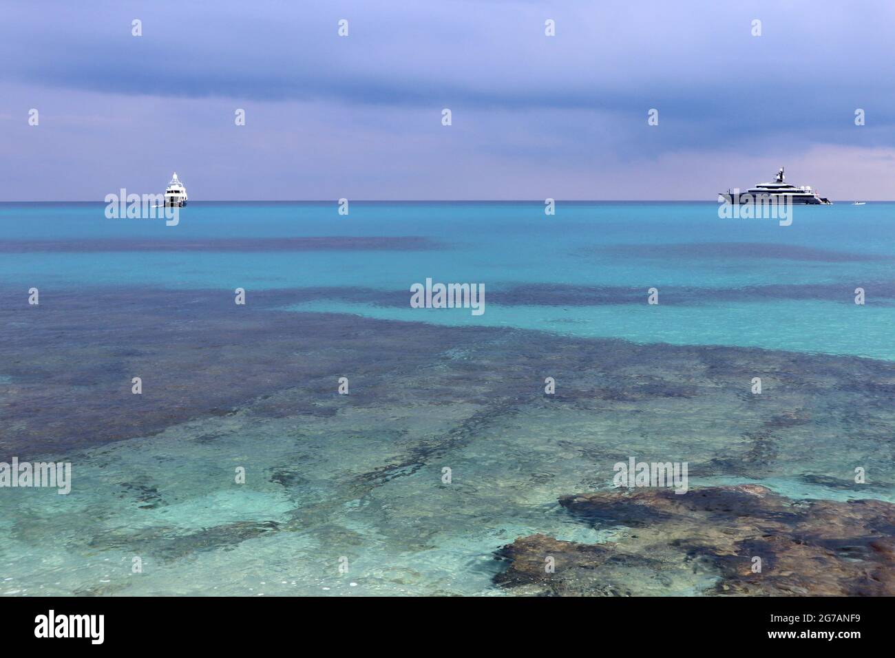 Tropea - Yachts al largo dell'Isola Bella dagli Scogli dei Missaggi Stock Photo