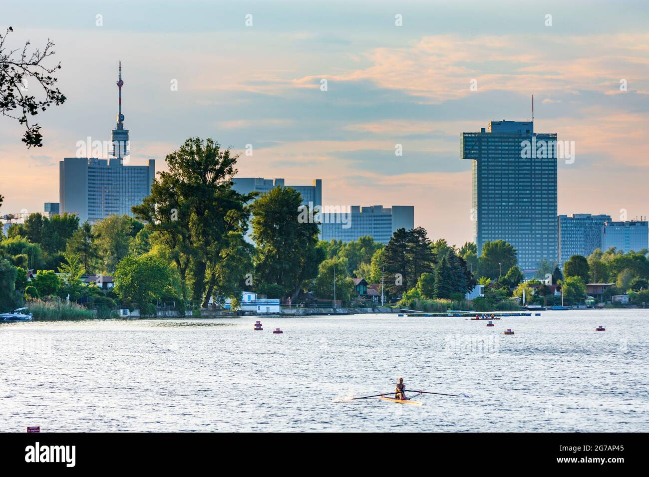Vienna, oxbow lake Alte Donau (Old Danube), rower, rowing boat, IZD Tower, Donauturm, UN City in 22. Donaustadt, Wien / Vienna, Austria Stock Photo