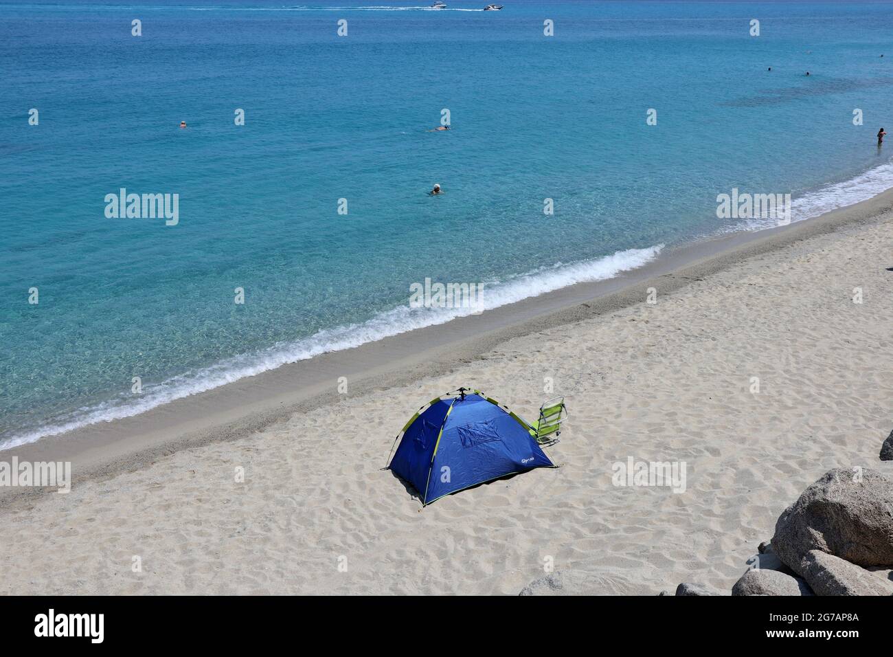 Tropea - Tenda sulla Spiaggia della Rotonda Stock Photo