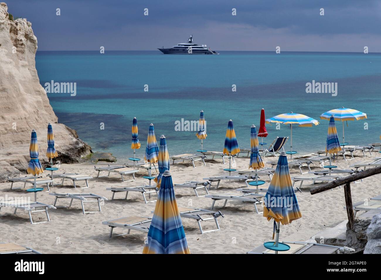 Tropea - Yacht al largo della Spiaggia Linguata Stock Photo