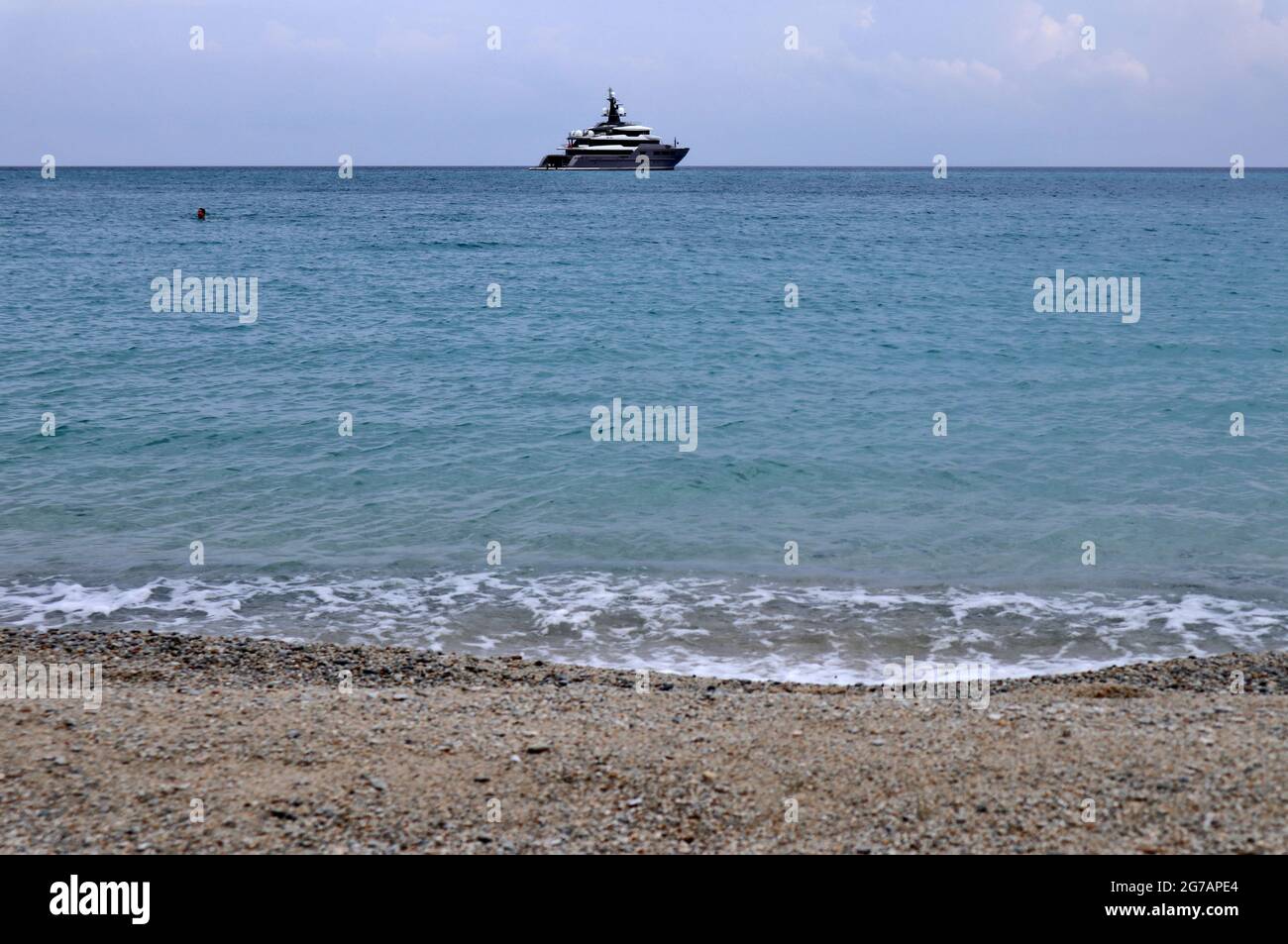 Tropea - Yacht al largo dell'Isola Bella di mattina Stock Photo