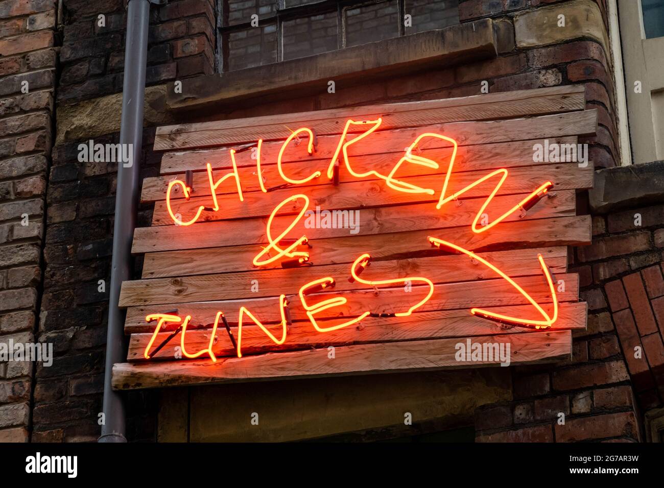 Neon sign outside Chicken & Tunes, a music bar and restaurant in Ropewalks, Liverpool Stock Photo