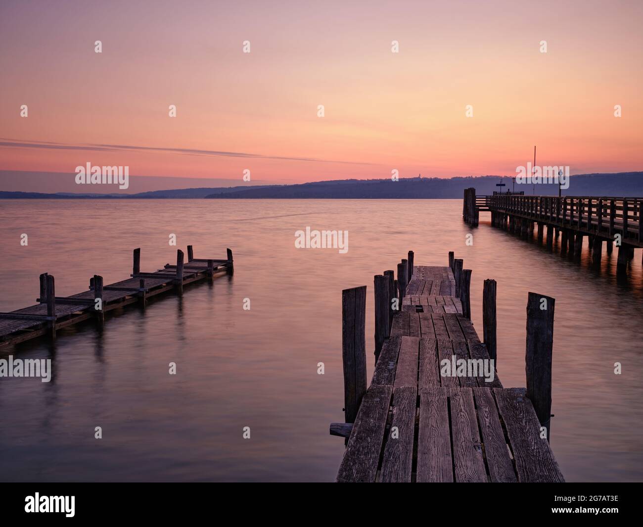 Lake, standing water, lakeshore, Steeg, jetty, Bayerdießen, Bavarian foothills of the Alps, sunrise, dawn, clouds, colored clouds, reflection, southern Ammersee, bank promenade, promenade, Alpine foothills Stock Photo