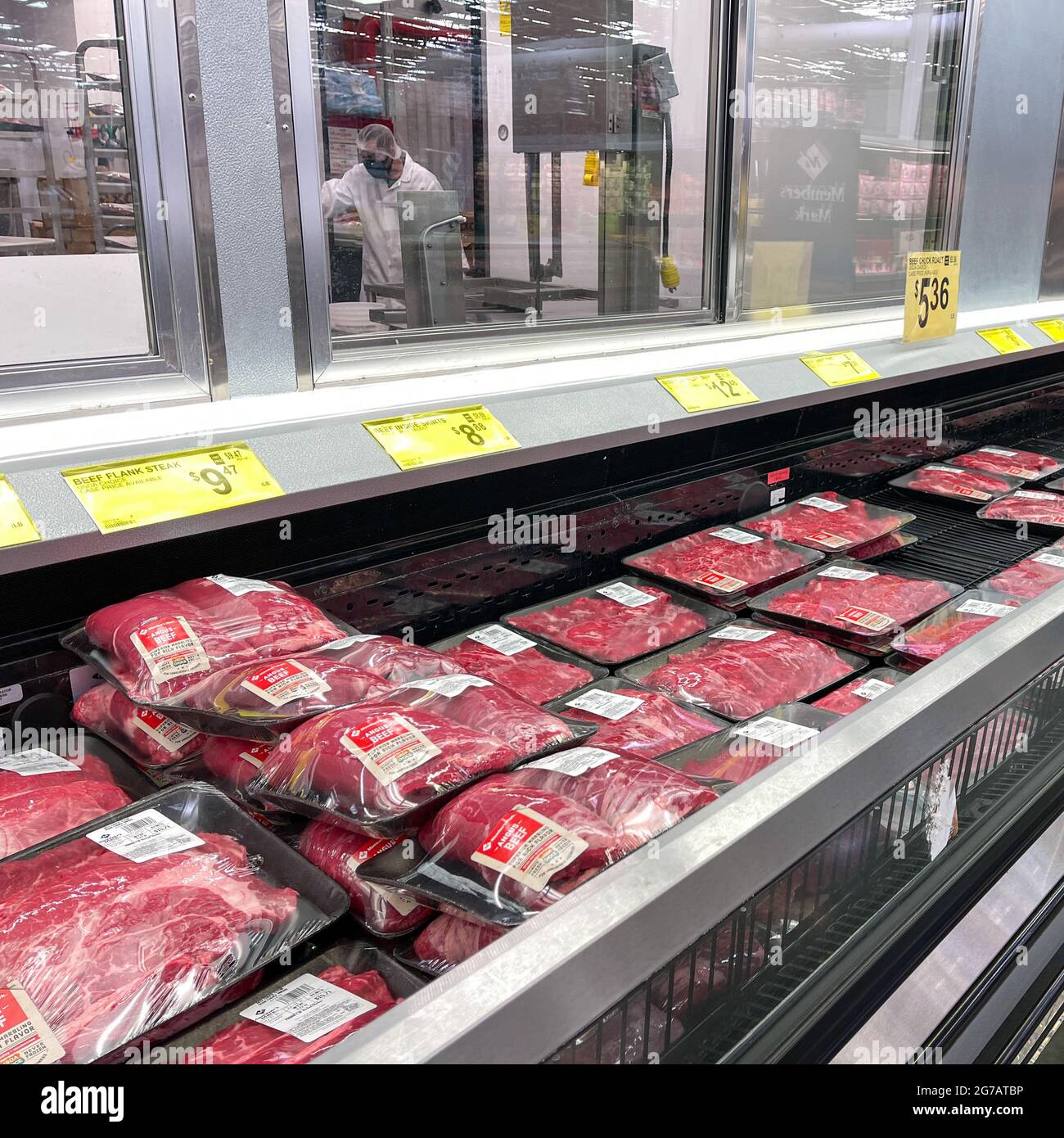 Shiloh, IL-July 10, 2021; red and neutral plastic container of roast beef lunch  meat branded Hillshire Farm sits on shelf display in refrigerator sect  Stock Photo - Alamy