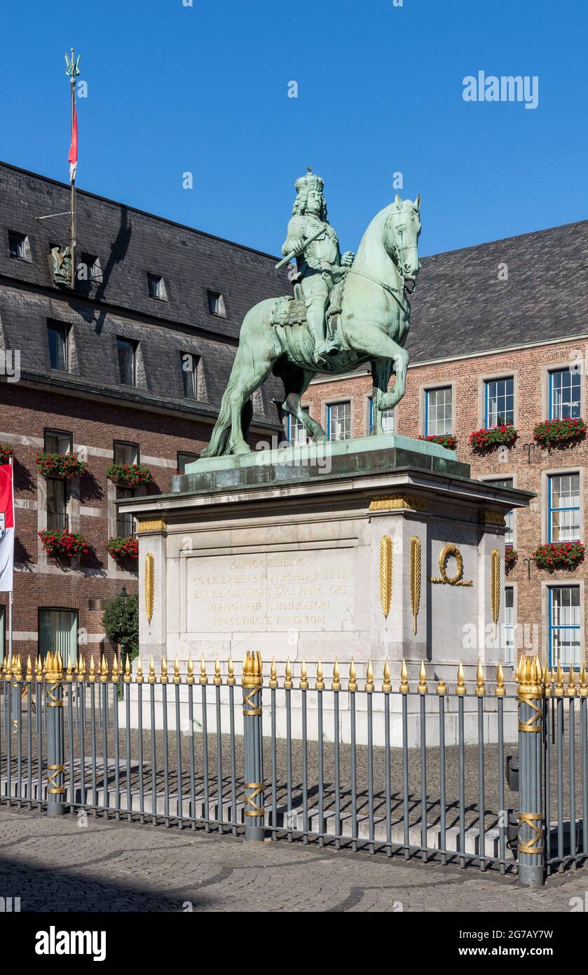 Germany, North Rhine-Westphalia, Dusseldorf, Jan Wellem equestrian statue on the market square in front of the town hall. Stock Photo