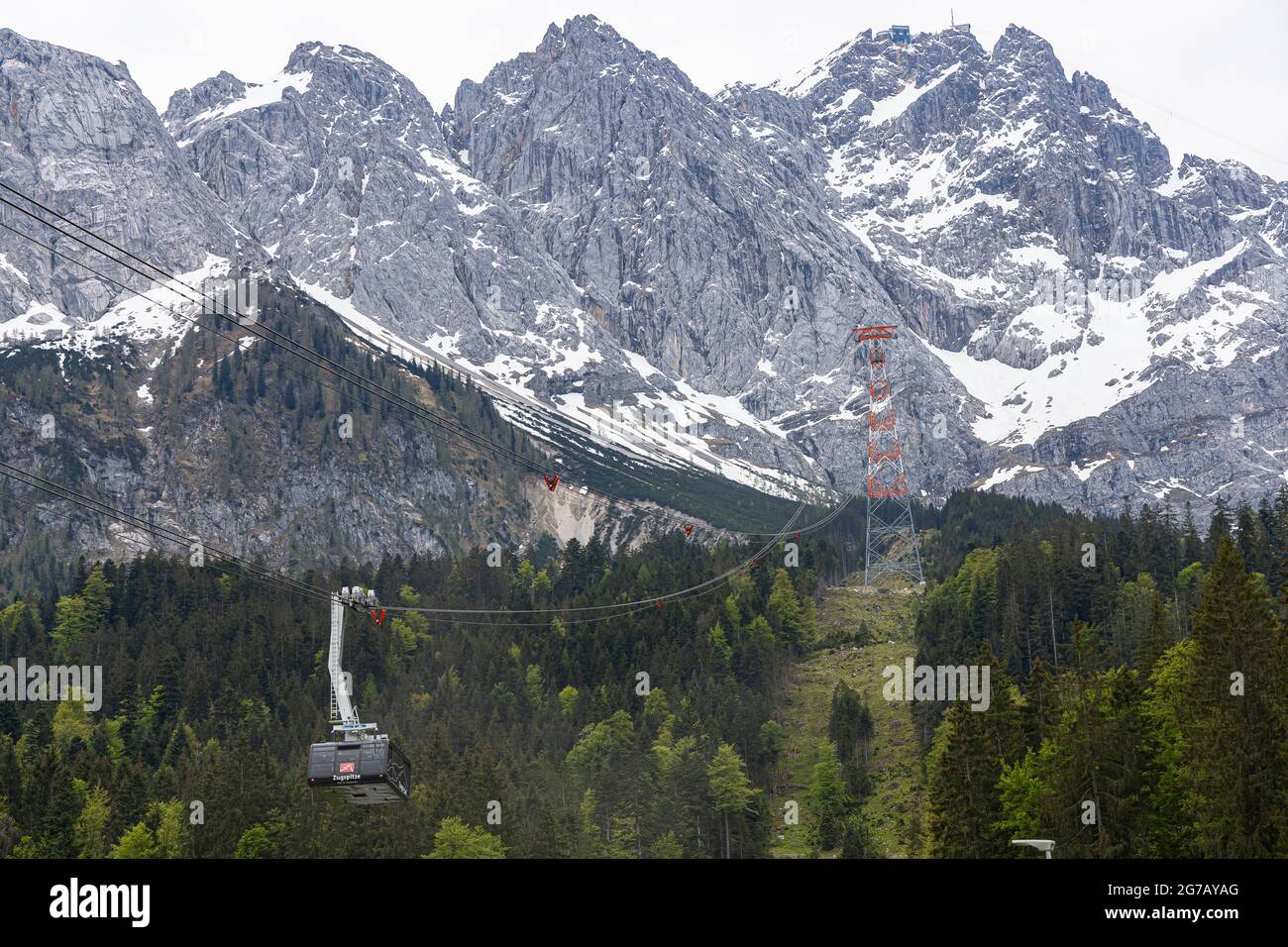 View from the Zugspitz valley station to the cable car and the summit, Grainau, Upper Bavaria, Germany Stock Photo
