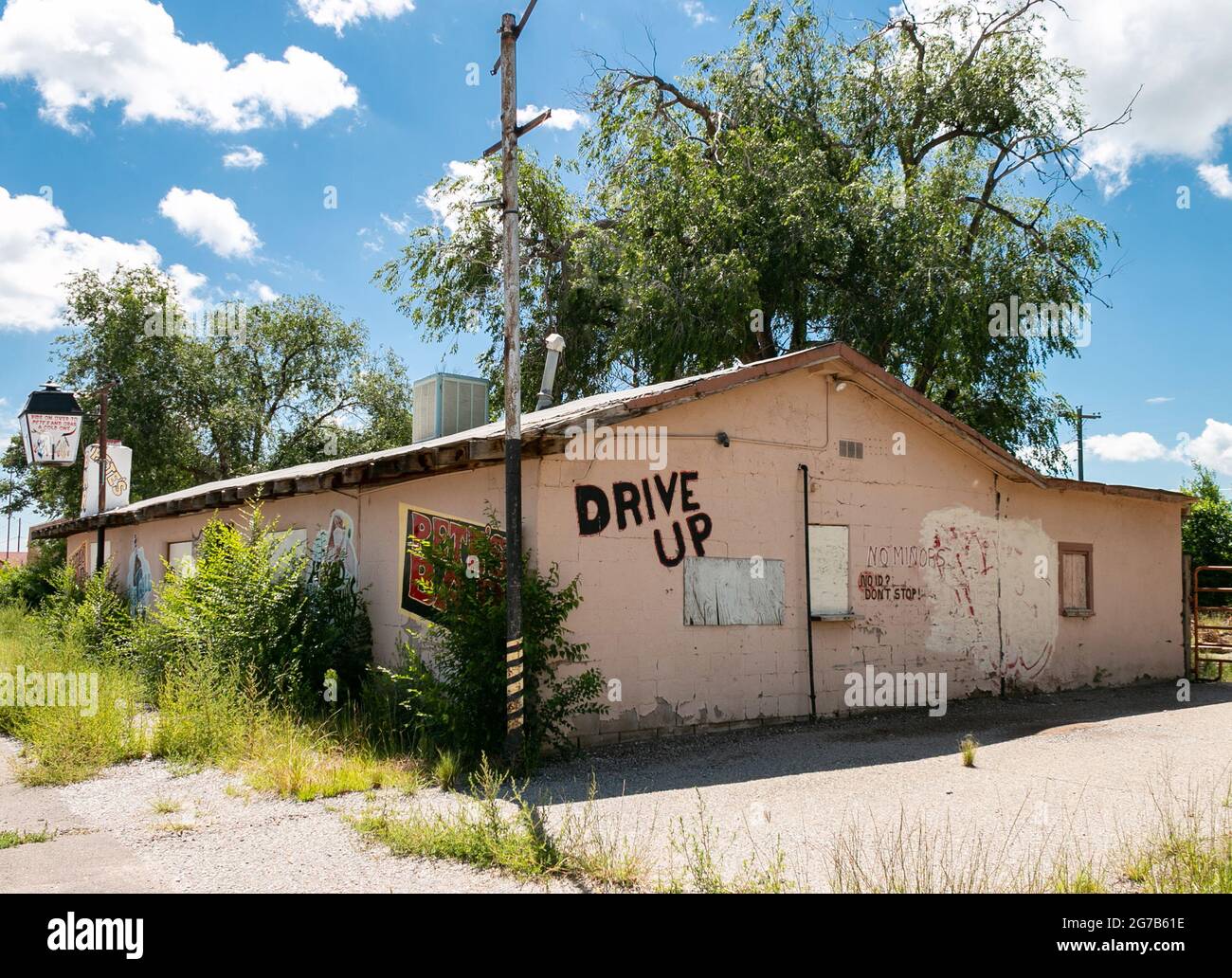 derelict Petes Bar along Route 66 in Moriarty, New Mexico Stock Photo