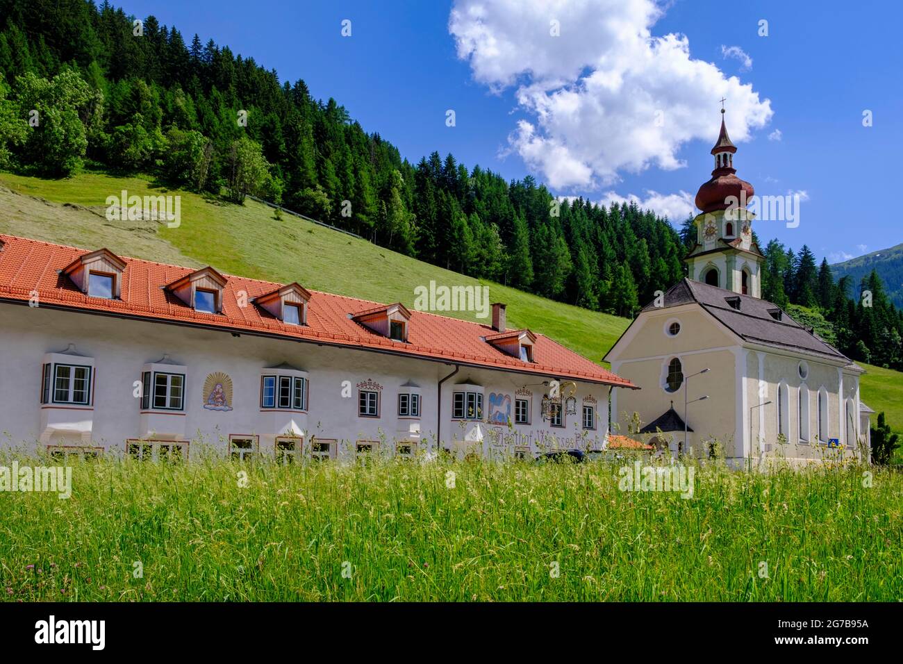 Parish Church of the Visitation of the Virgin Mary and Weisses Roessl Inn, Gries am Brenner, Wipptal, Tyrol, Austria Stock Photo