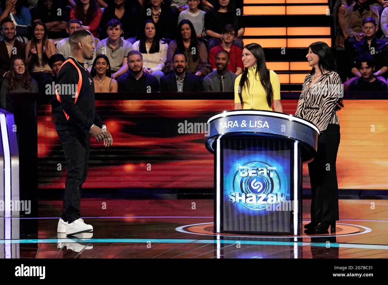 BEAT SHAZAM, from left: host Jamie Foxx, contestants Tara and Lisa, Going  for the Gold!', (Season 4, ep. 405, aired July 1, 2021). photo: Michael  Becker / ©Fox / Courtesy Everett Collection Stock Photo - Alamy