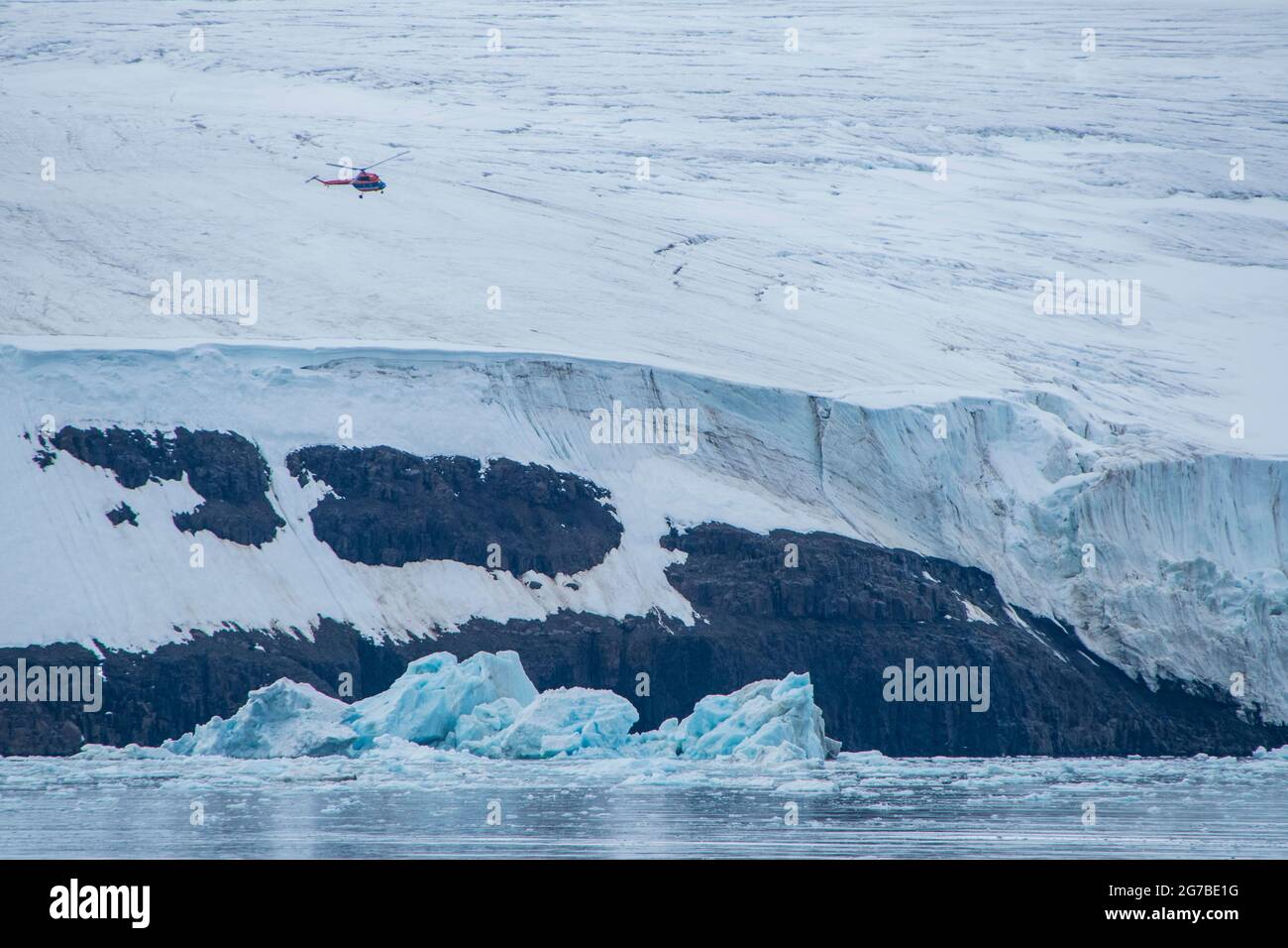 Helicopter flying over the giant icefield of Alexandra Land, Franz Josef Land archipelago, Russia Stock Photo
