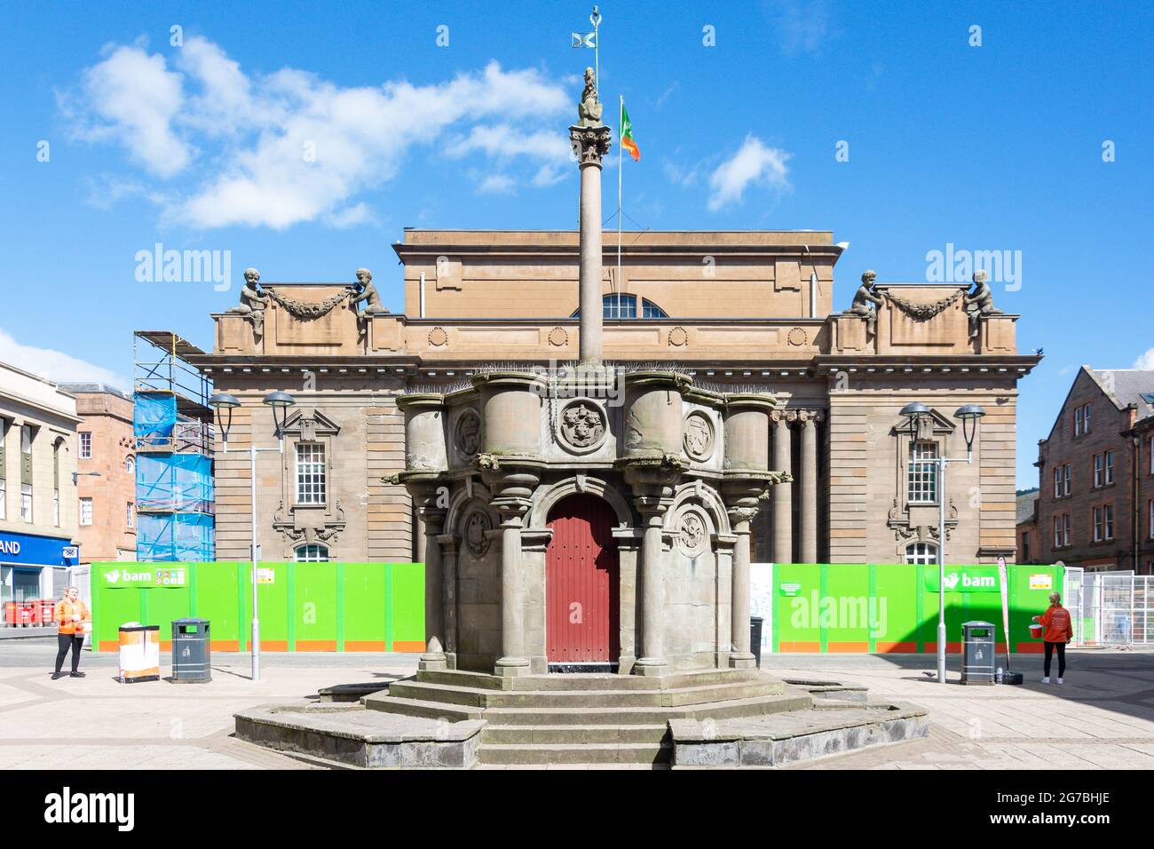 17th century Mercat Cross and Perth City Hall Museum, King Edward Street, Perth, Perth and Kinross, Scotland, United Kingdom Stock Photo
