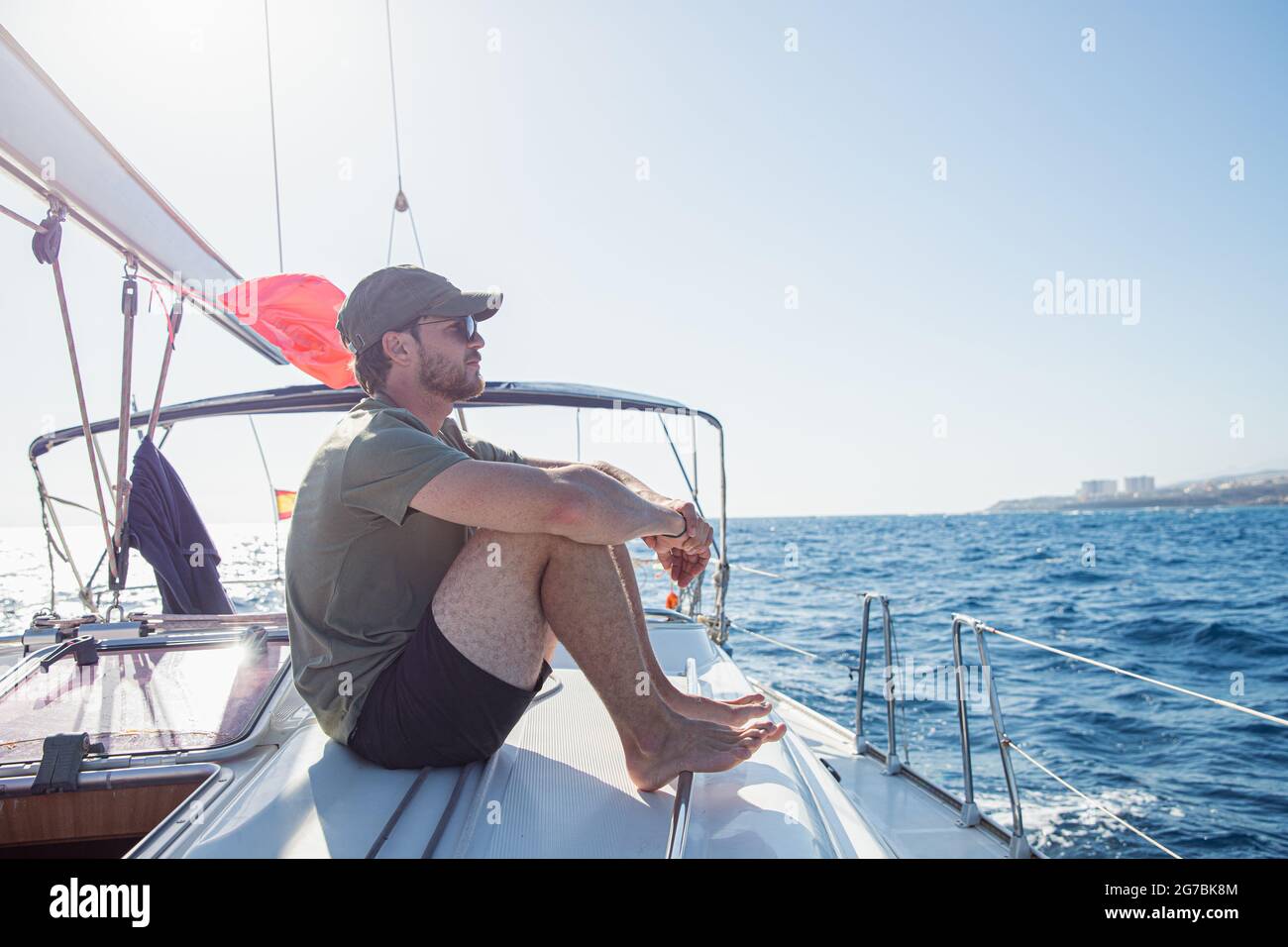 Man sitting in a boat in an ocean hi-res stock photography and images ...