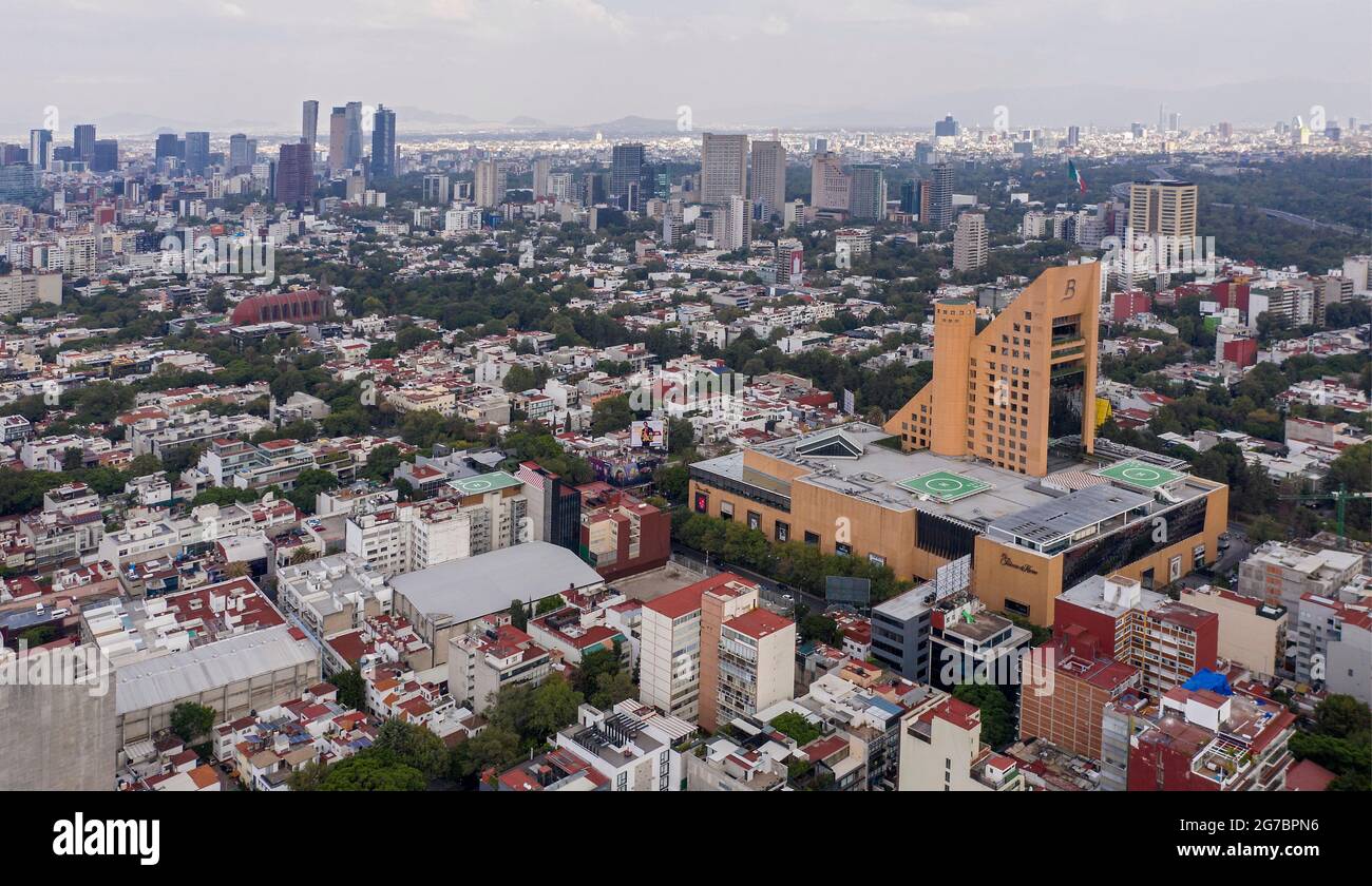 Polanco area of Mexico City with Palacio de Hierro shopping mall Stock Photo