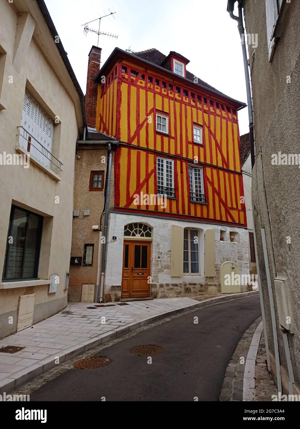 Une ruelle de Saint Florentin, Yonne, France. Stock Photo