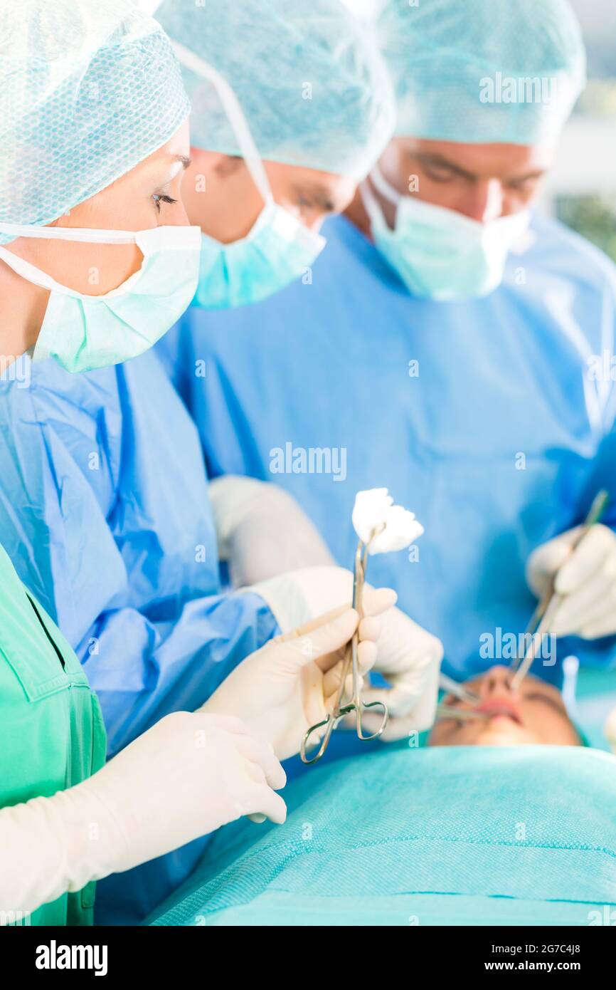 Operating Assistant Hospital Op assistant hi-res stock photography and images - Alamy