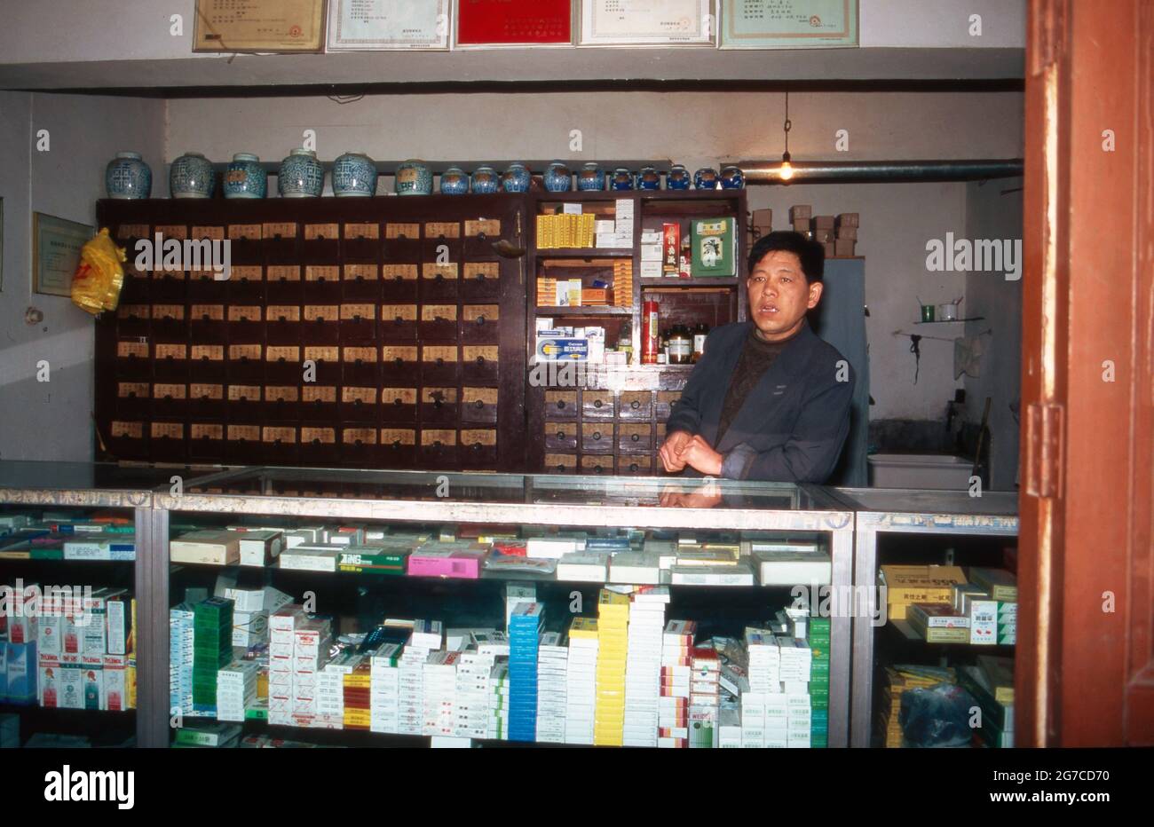 Apotheker in seinem Ladenlokal in der Stadt Xian, China 1998. Pharmacist at his shop in the city of Xian, China 1998. Stock Photo